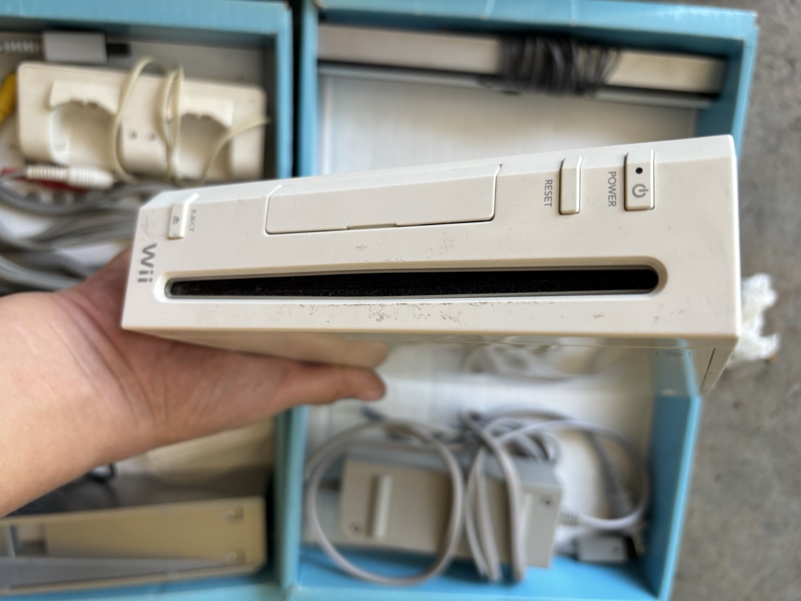 Nintendo Wii RVL-001 White Console Bundle w/ 2 Remotes, Wii Sports & Wii Play