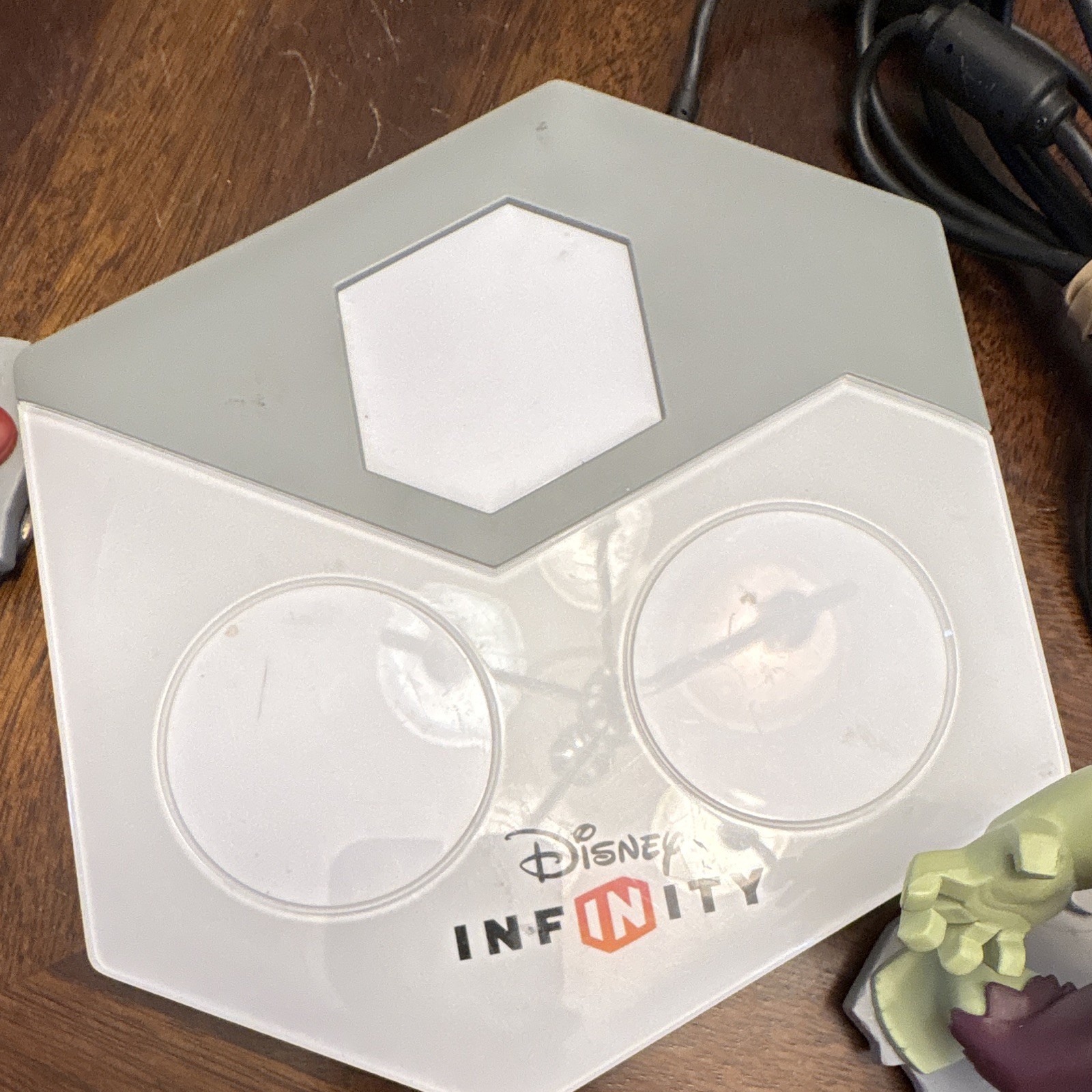Disney Infinity Base USB Portal w/ Hulk & Captain America Figures (2013)