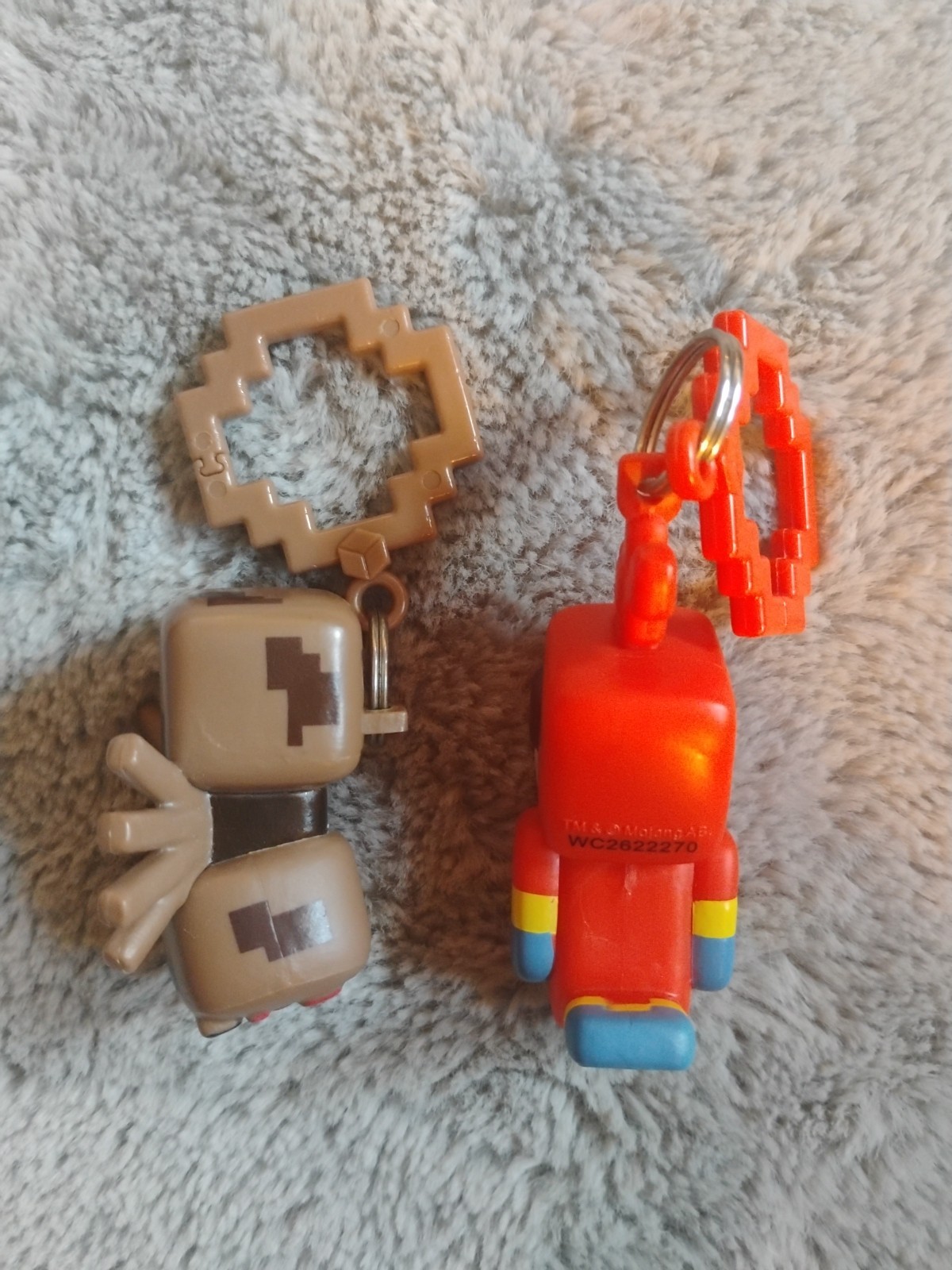2 Minecraft Series Backpack Hanger Clips Parrot & Spider