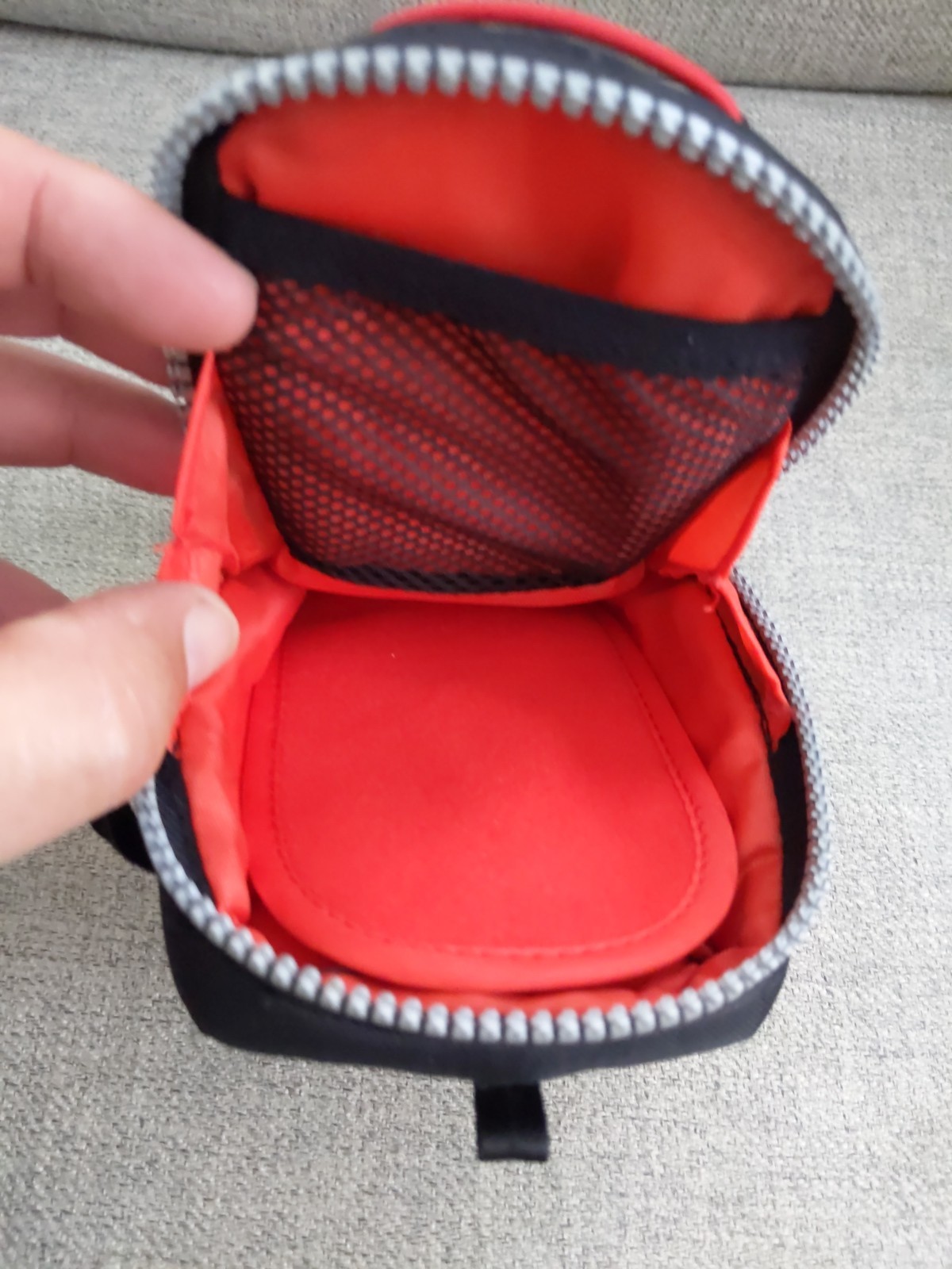 Nintendo DS Black and Red Soft Sided Zippered Carrying Case Pouch 7″ X 4.5″