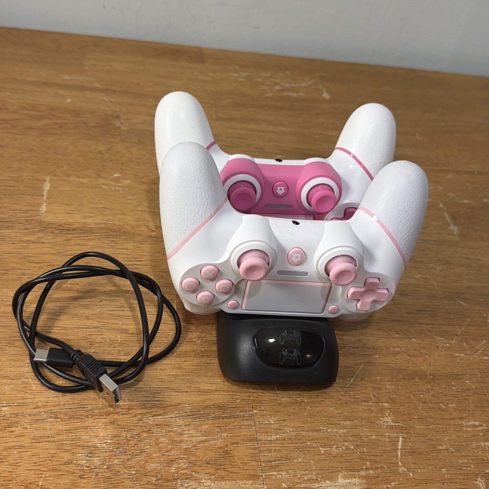 PS 4 charging dock dc 5V 2A with 2 controllers Pink And White