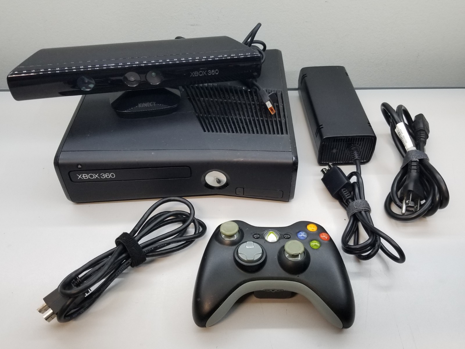 Microsoft Xbox 360 S Black Gaming Console 1439 w 250GB HDD/Controller/Kinect/AC