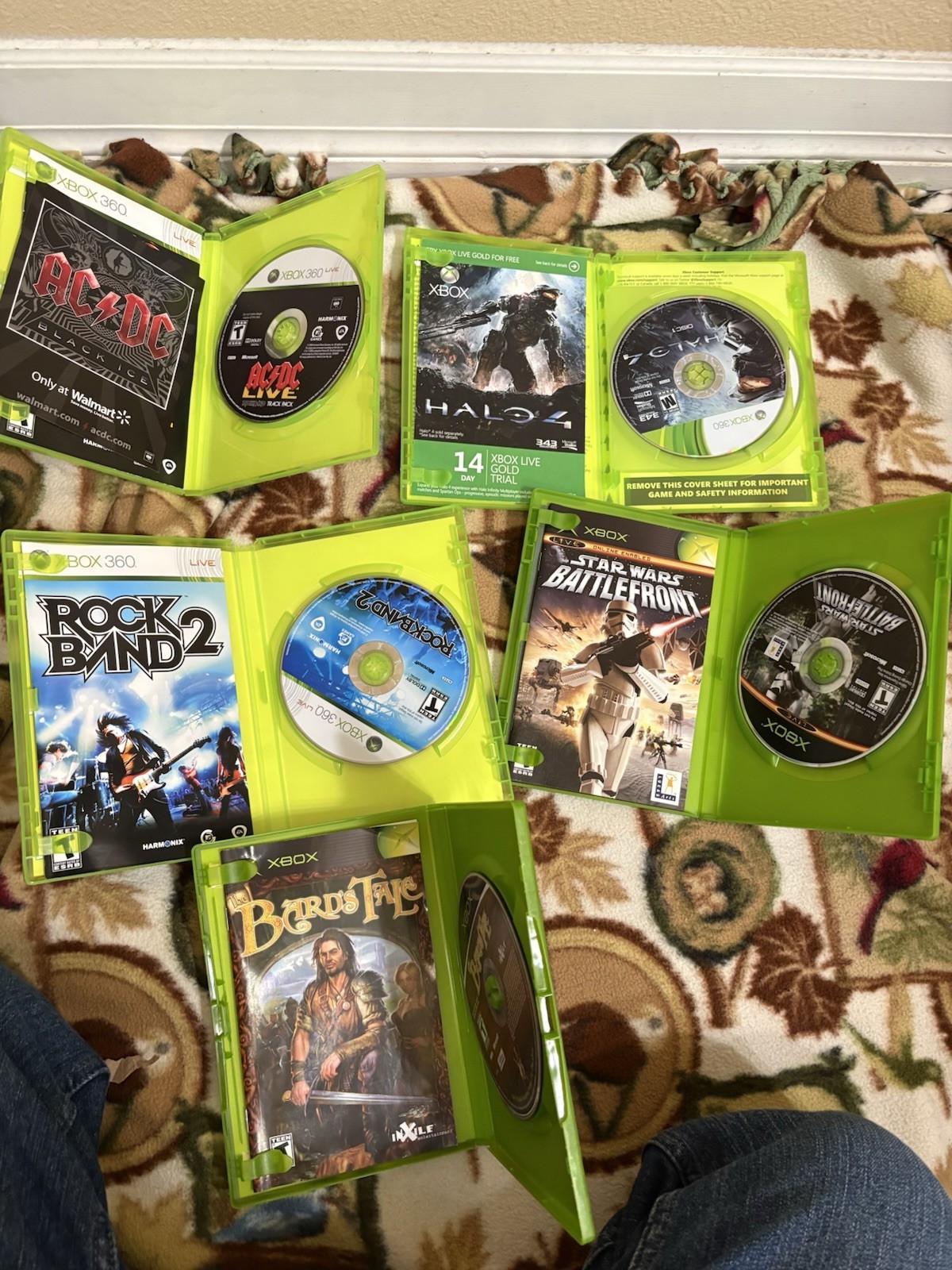 Xbox 360 Slim 250 Gb Bundle 8 Games 2 Controllers Rock Band Guitars RPG action