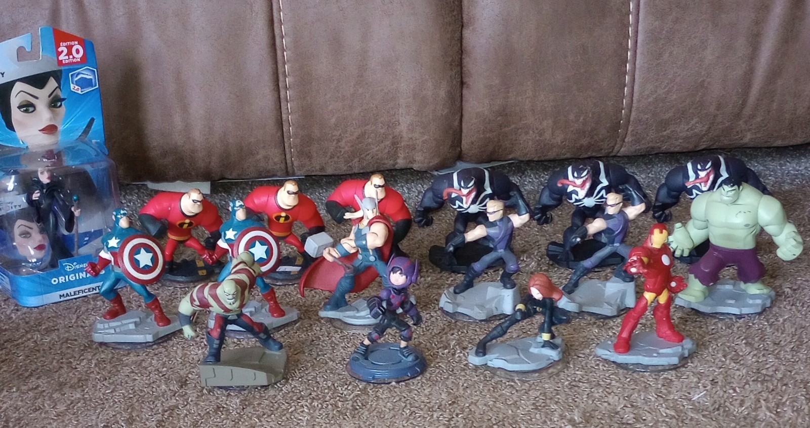 Disney Infinity Lot Of 3 Portal Bases, 38 Figures, & Extra Marvel Pixar Starwars