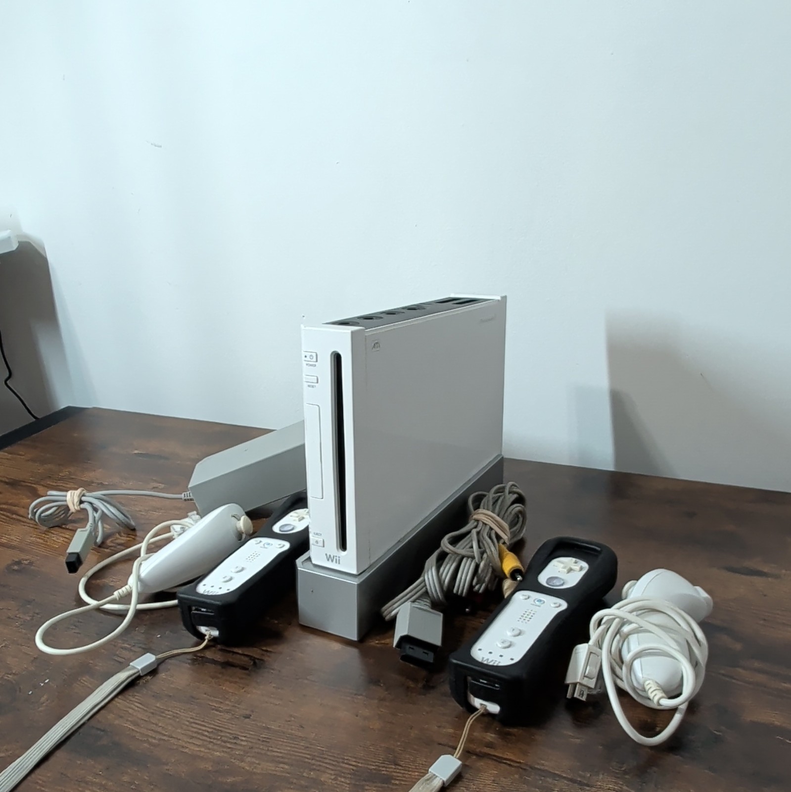 Nintendo Wii RVL-001 NTSC-U/C White Composite RCA 480p Console 2 Wii Remotes