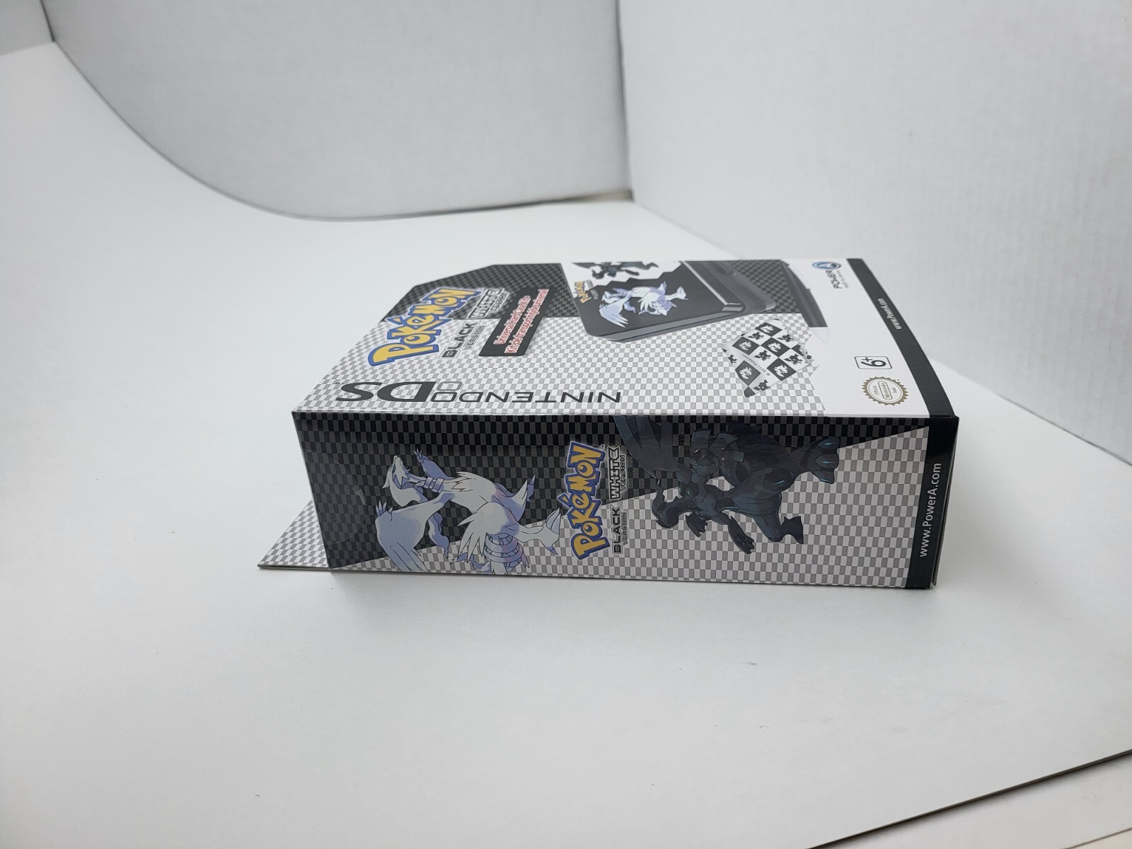 NEW MINT POKEMON BLACK /WHITE HARD SHELL TRAVEL CASE FOR 3DS/ 3DS XL NEW 3DS LL