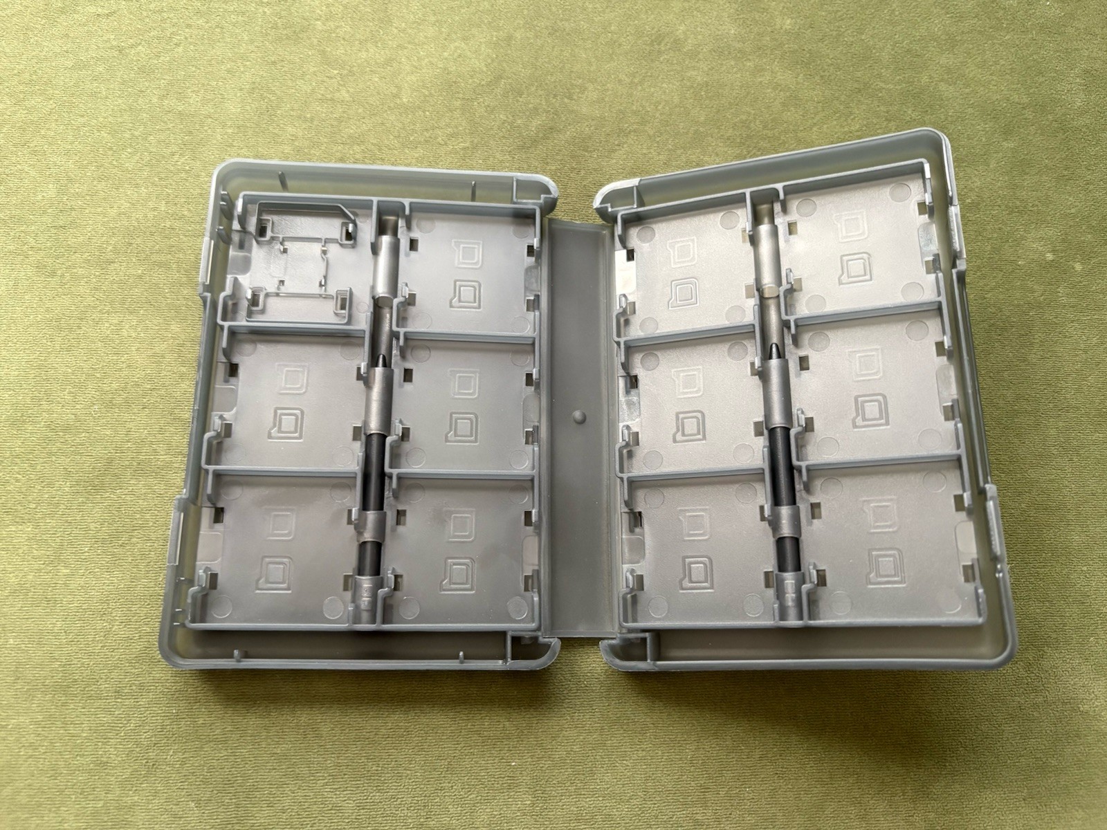 Nintendo DS/3DS 24-in-1 Game Cartridge Case – Plastic Case – Fast Ship!!