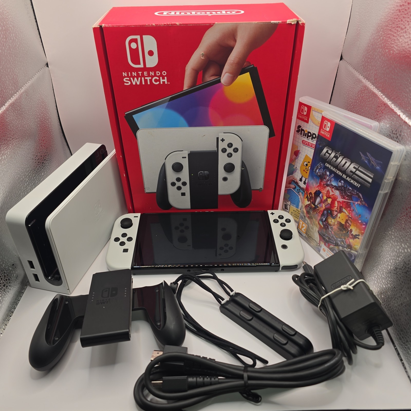 Nintendo Switch OLED – 64GB – White console & joycons With Box And 2 Games