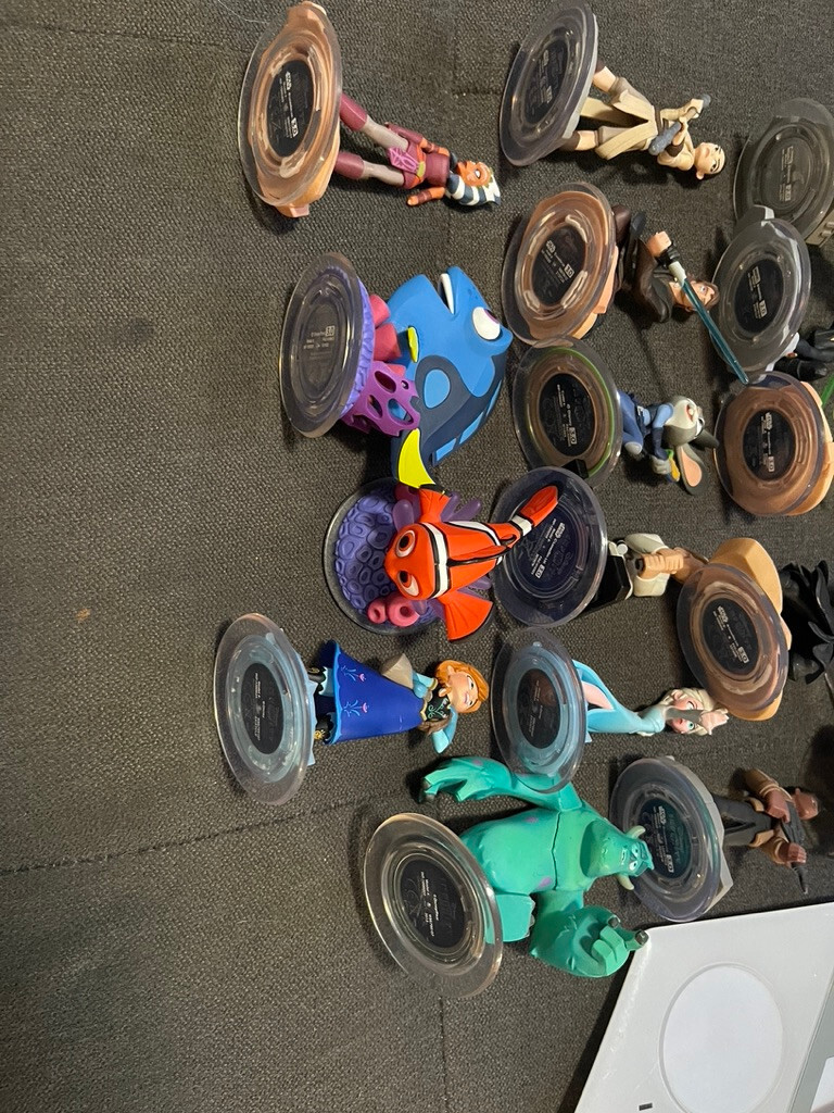 Disney Infinity 20 figurine lot + portal. works perfectly. variety