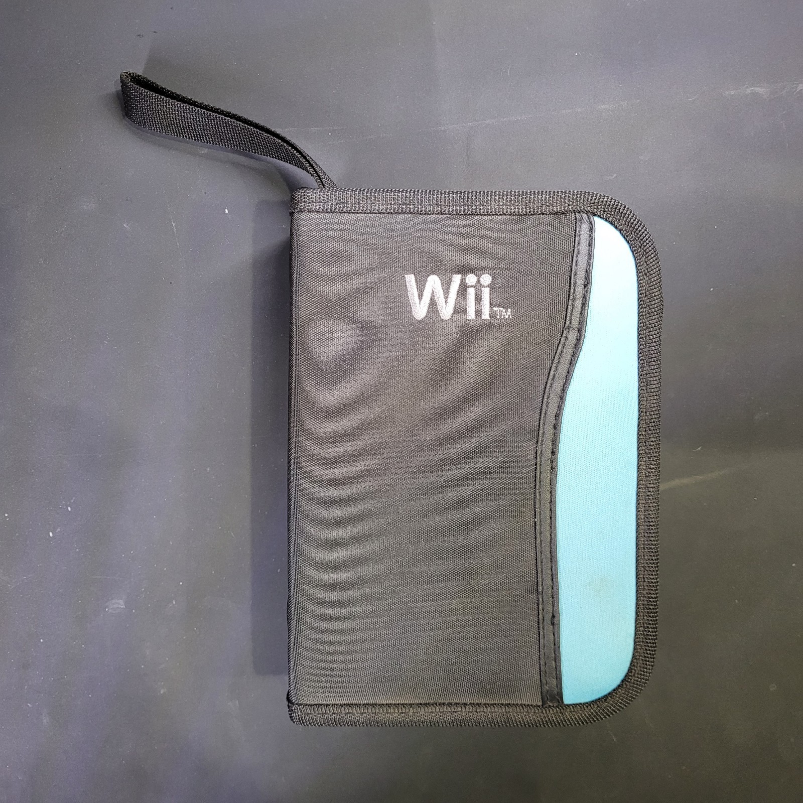 Black & Light Blue Nintendo Wii / Wii U Controller and Game Carrying Case