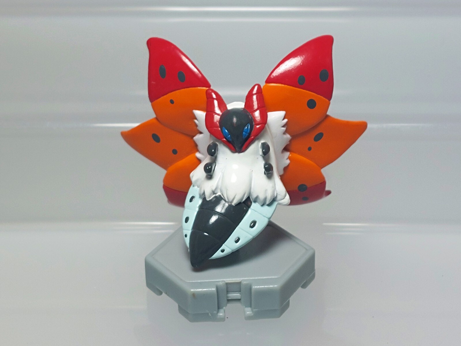 Volcarona Pokemon Moncolle Plus Figure Takara Tomy 2011 Toy Japan E08 2in