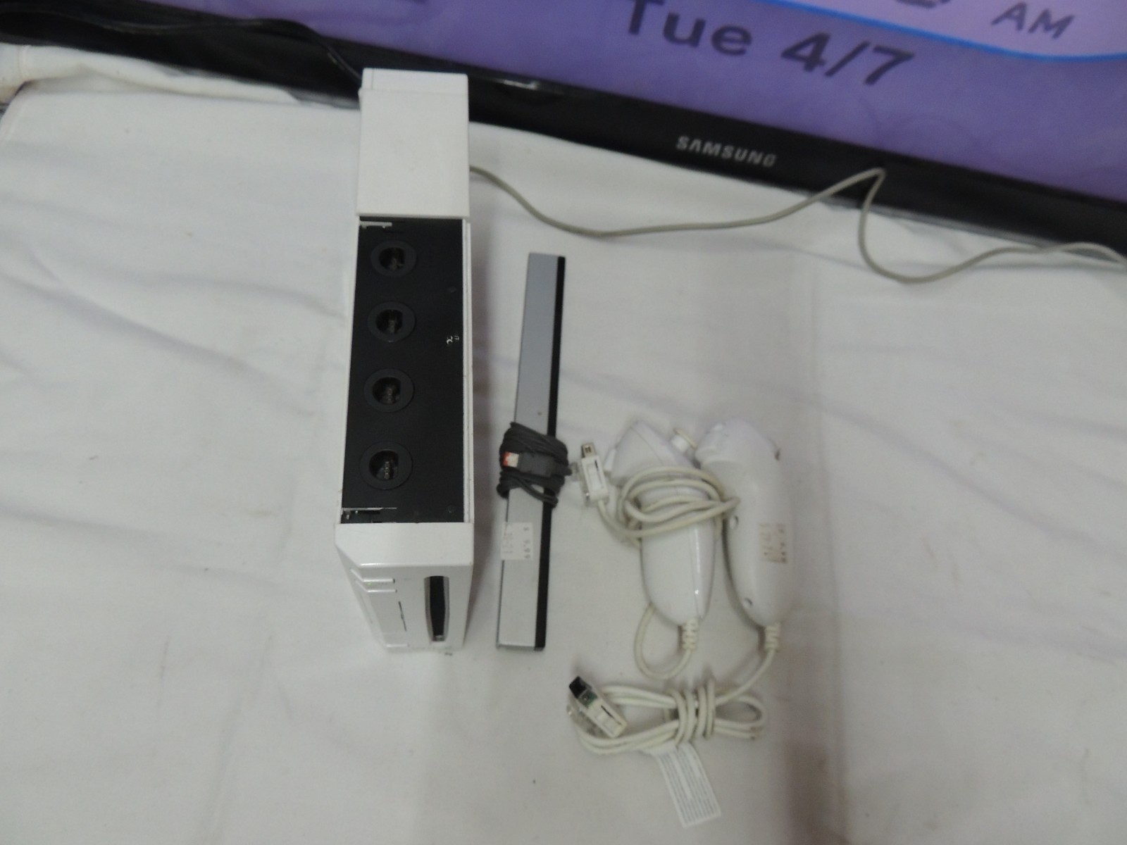 Nintendo Wii – RVL-001 White Bundle #21 NO CHARGER OR AV CABLE