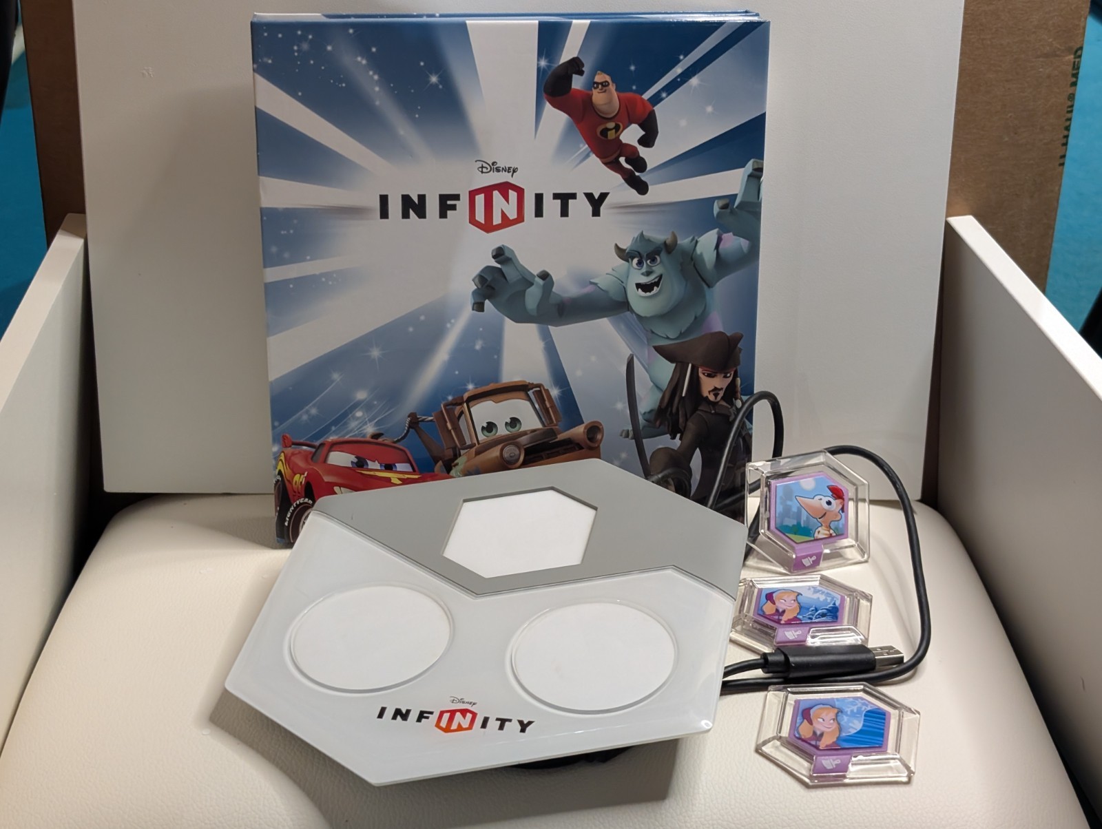 Disney Infinity Power Disc album with 6 Discs And Infiniti Port