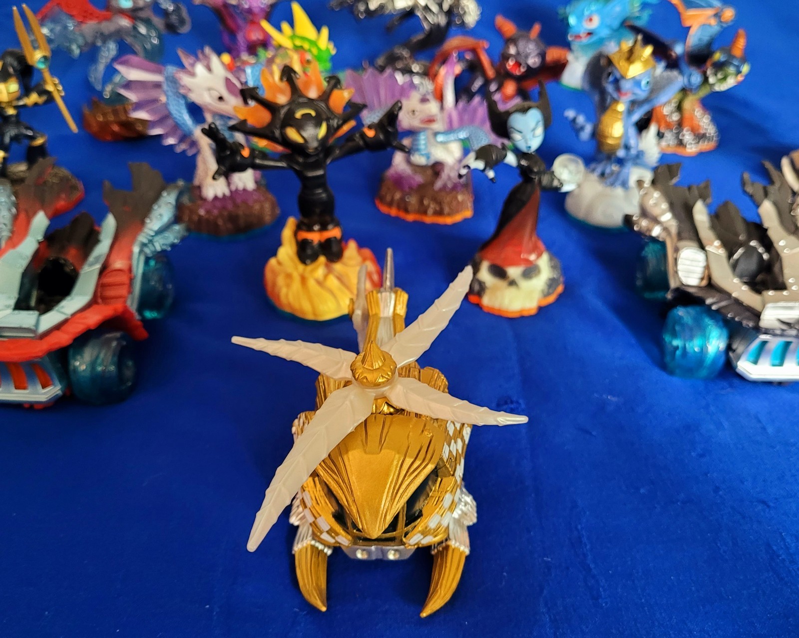 15 Assorted Skylander Figures And 3 Vehicles