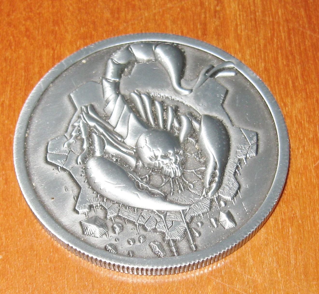 Gears of War 2 Fabric & Gears 5 Challenge Coin Hybrid Skeleton Scorpion Image