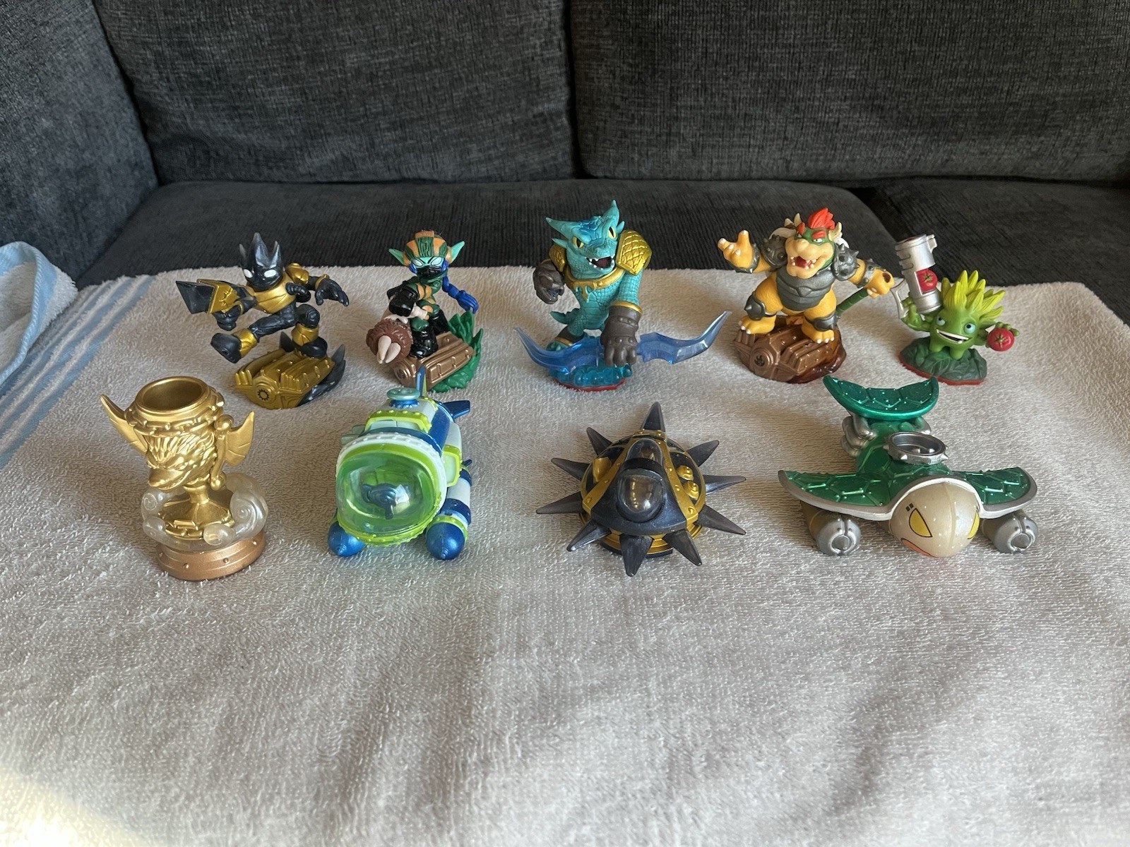Skylanders Activision Lot Of 9 Skylanders Action Figures & Bowser & Dive Bomber