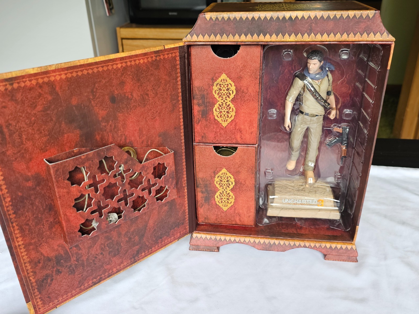 Uncharted 3 Drake’s Deception Collectors Edition PlayStation 3, Complete in Box