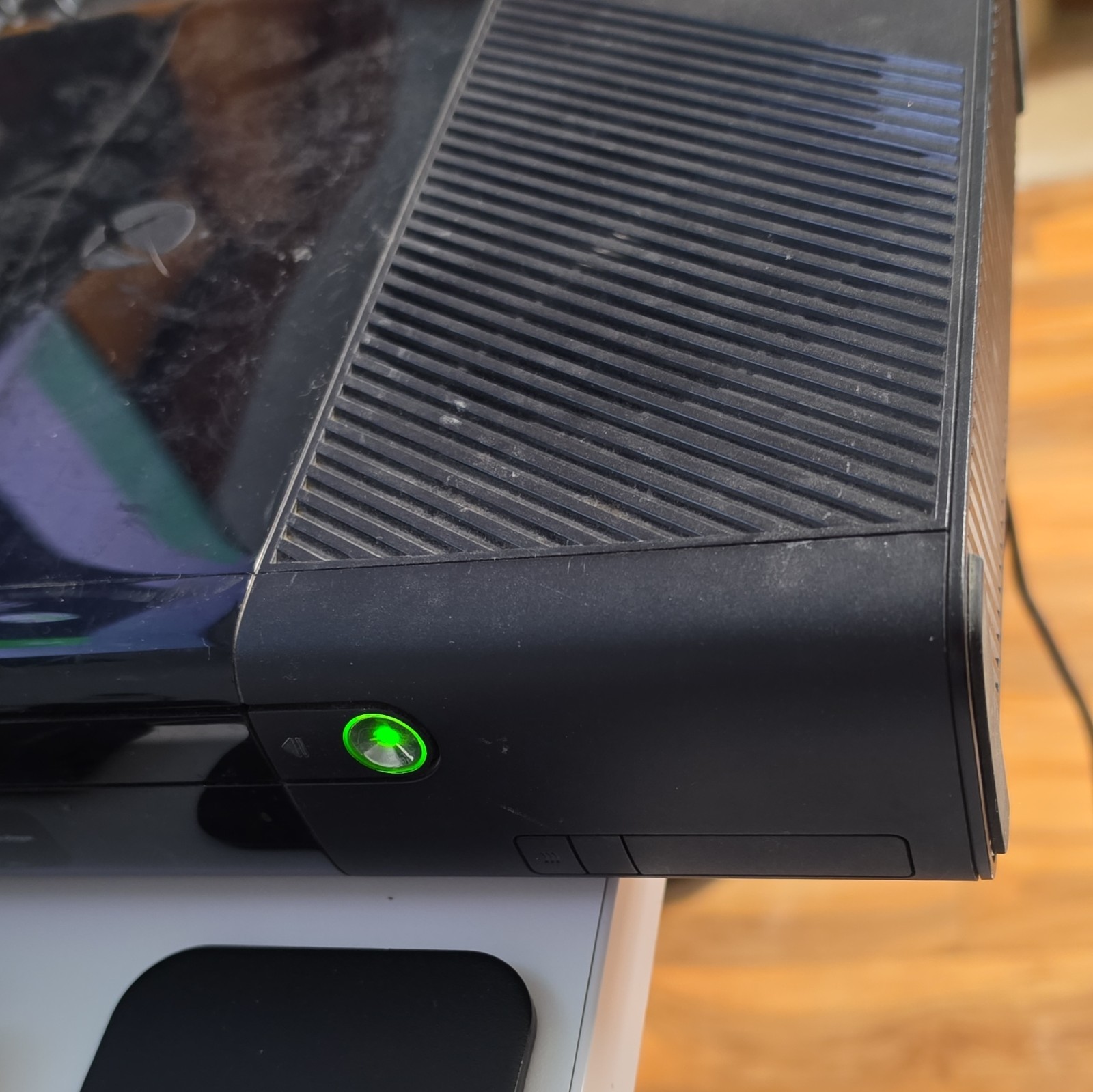 Microsoft Xbox 360 E 4GB Black Console 1538 HDMI Wi-Fi w/ 4 Controllers