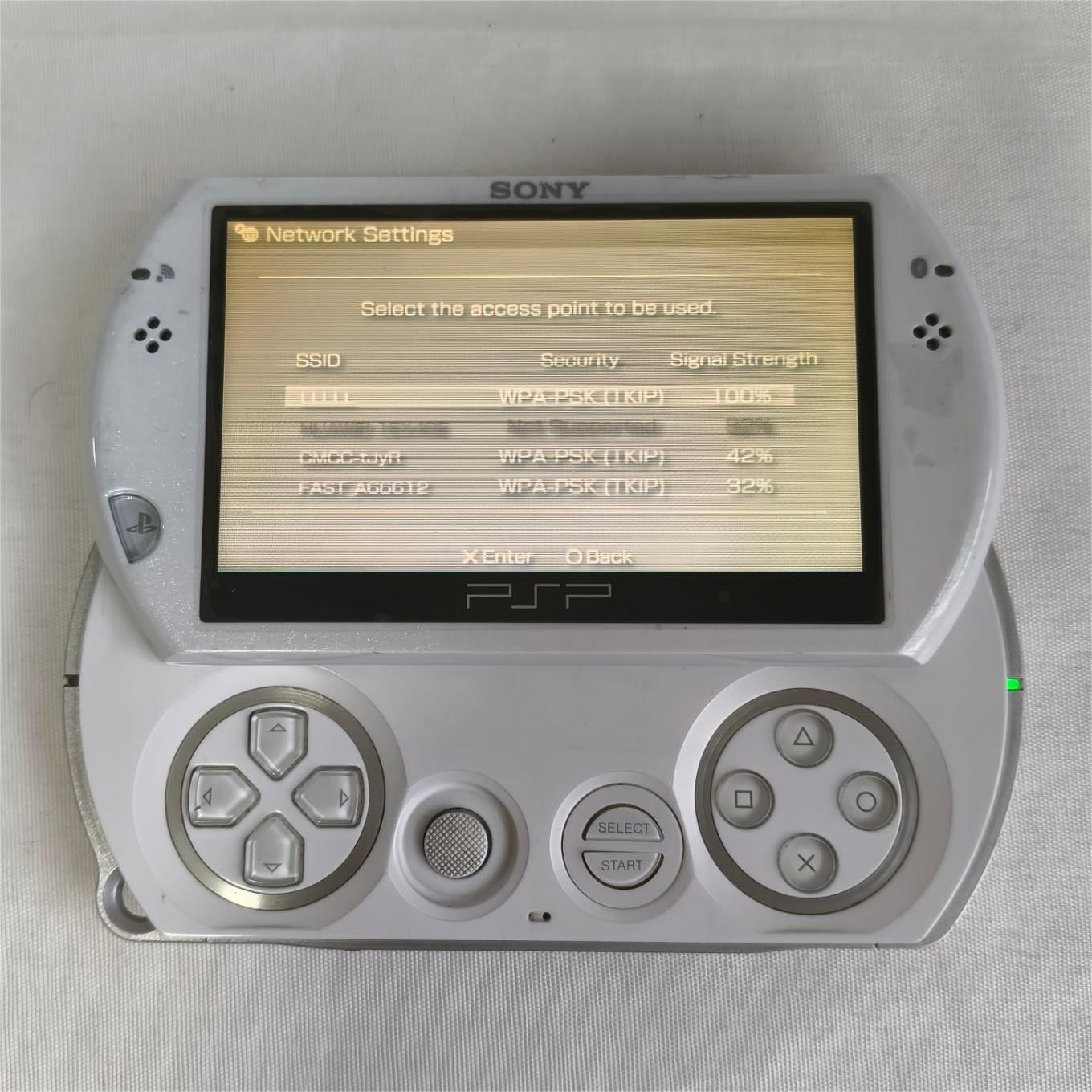 Sony PSP GO console White with Charger PSP-N1004 New screen with protect tested