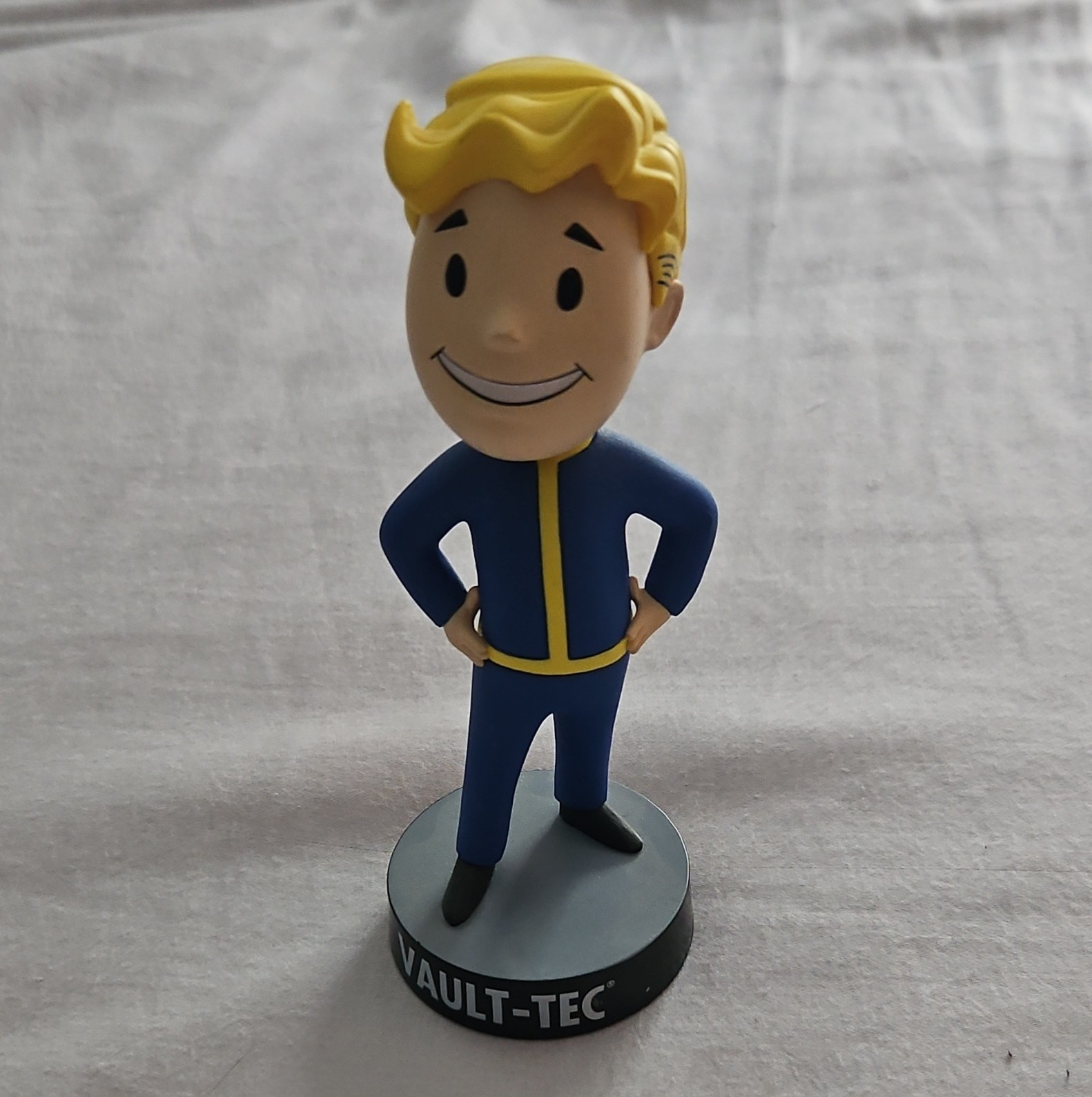Fallout 4 Vault Boy 111 bobblehead Figure w/ Vault-Tec Base 2015