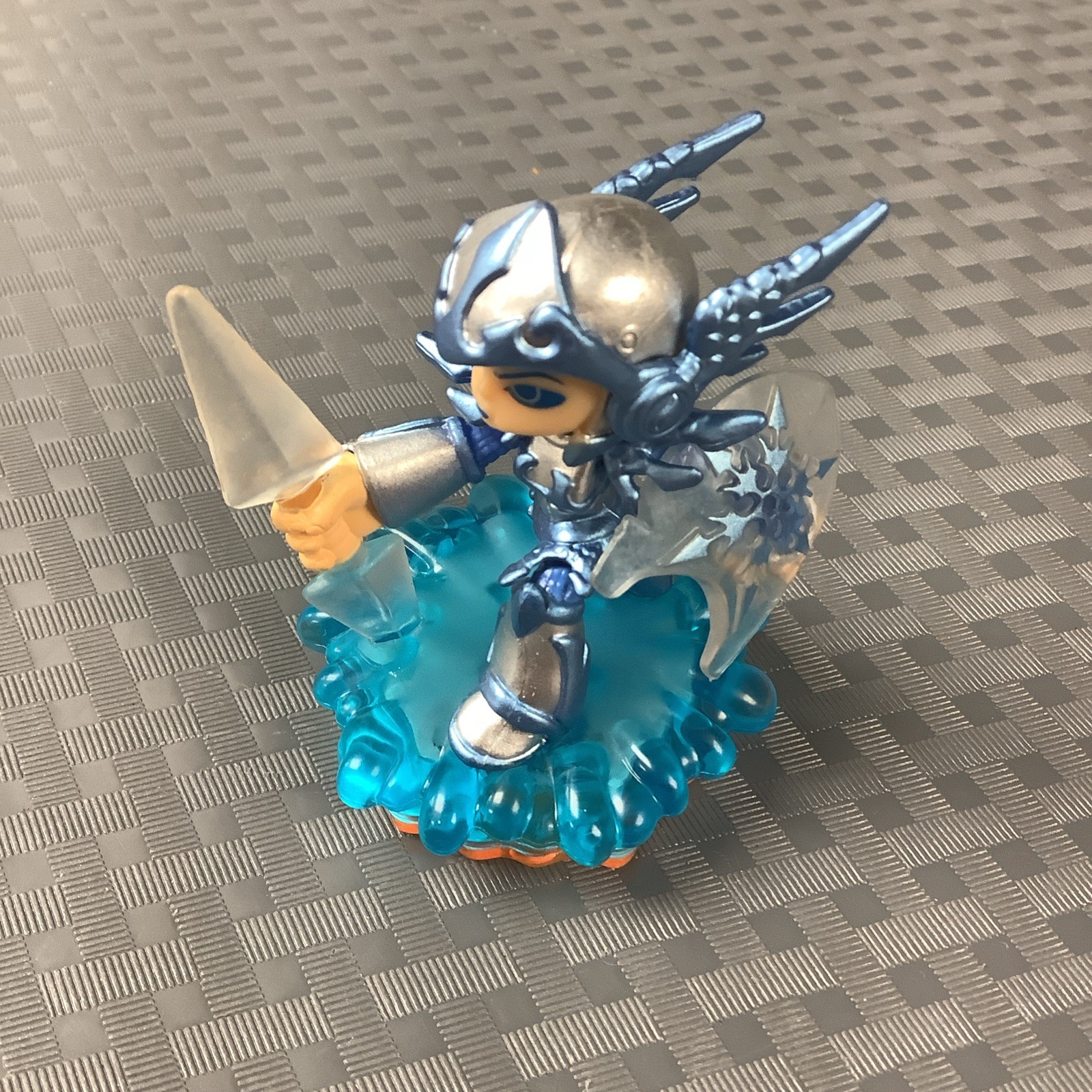 SKYLANDERS GIANTS LIGHTCORE CHILL FIGURE – WATER ELEMENT – Authentic!