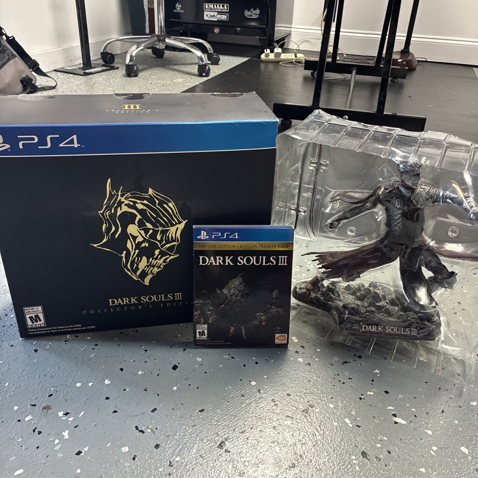 Dark Souls III Collector’s Edition PS4 Red Knight Statue Replica & Game Case Box