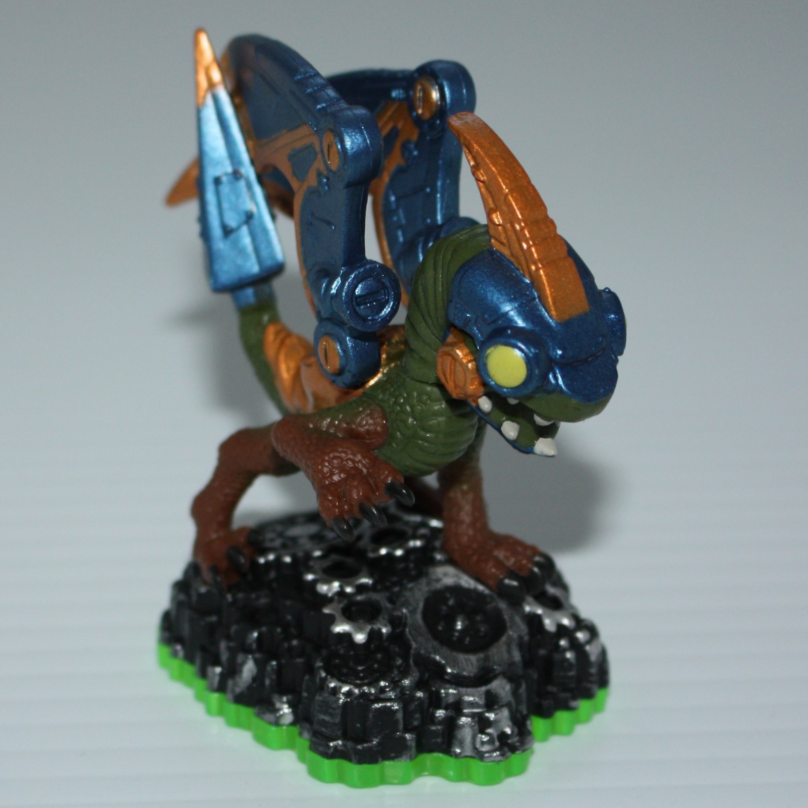 Skylanders Spyro’s Adventure Tech Element Drobot Figure + Card, Sticker & Code
