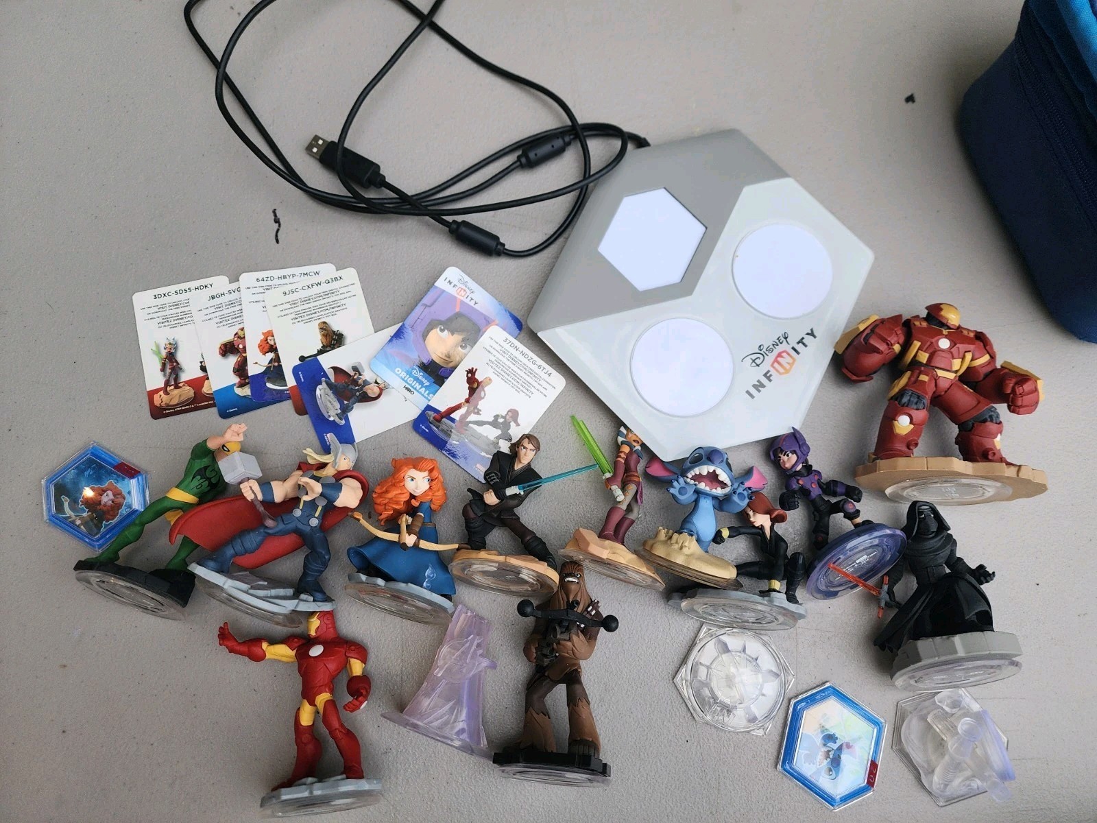 Disney Infinity 2.0 And Xbox One Lot Of 13 Figures W/ Portal