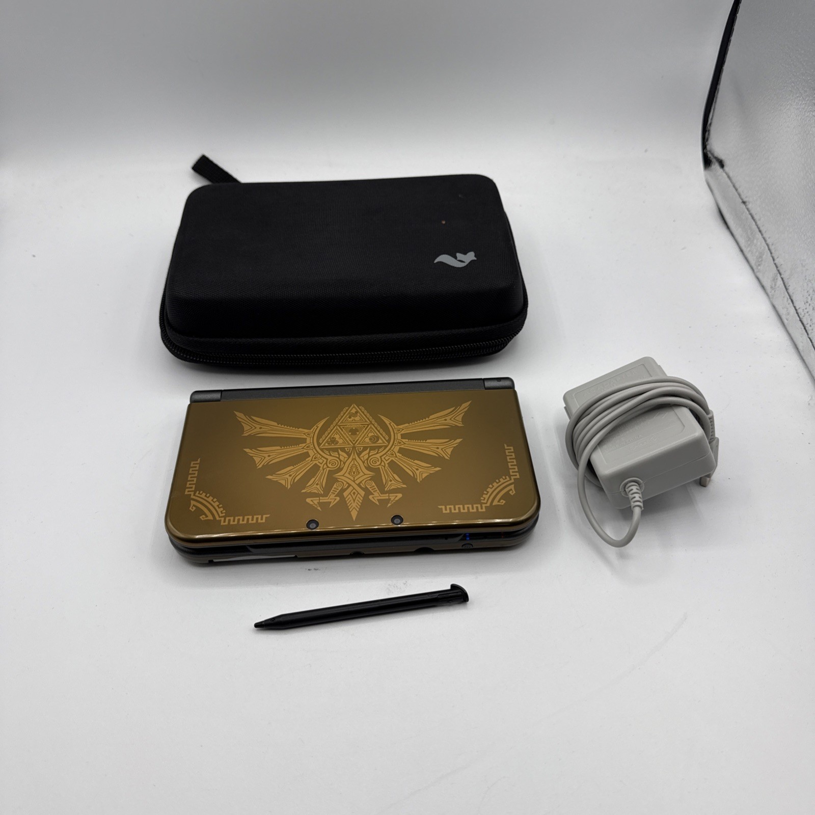 Nintendo 3DS XL Handheld Console Zelda Hyrule Edition w/charger Stylus And Case