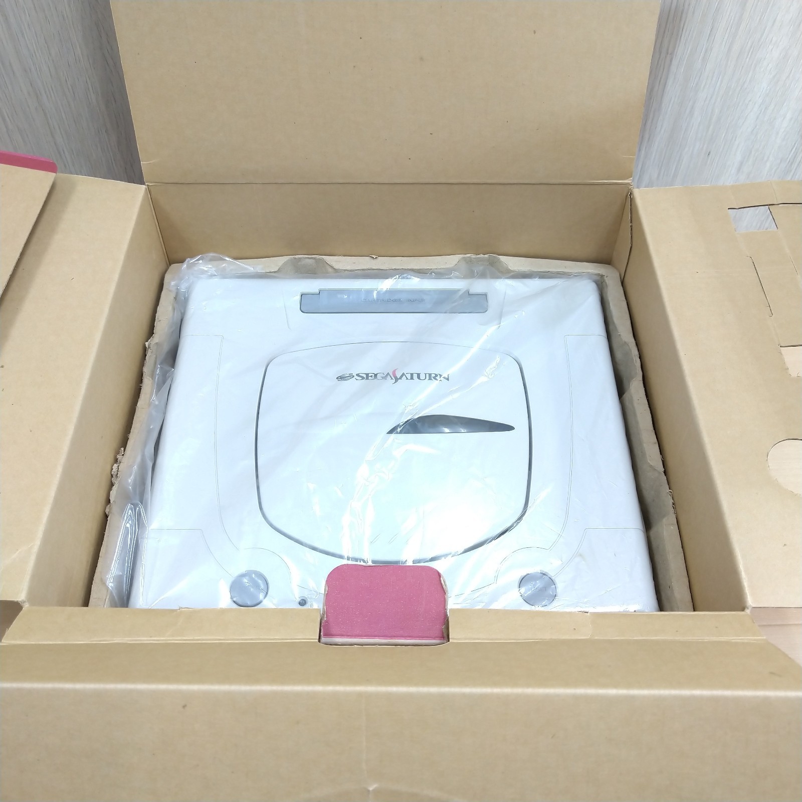 SEGA SATURN CONSOLE in box with 2 Controllers & 5 Games CIB HST-3220 White