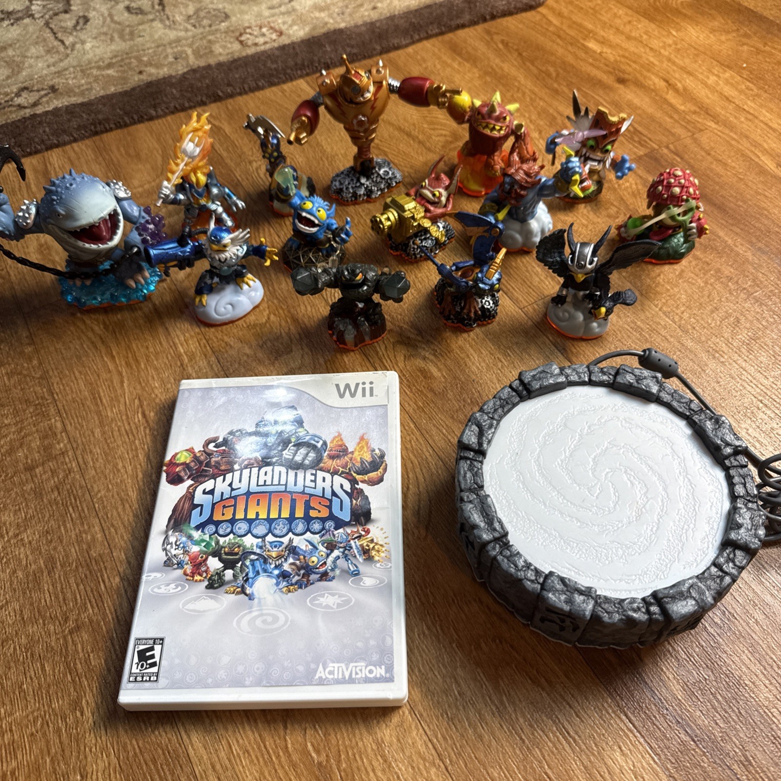 Activision Skylanders Giants Wii U Video Game & 14 Figures Bundle & Portal