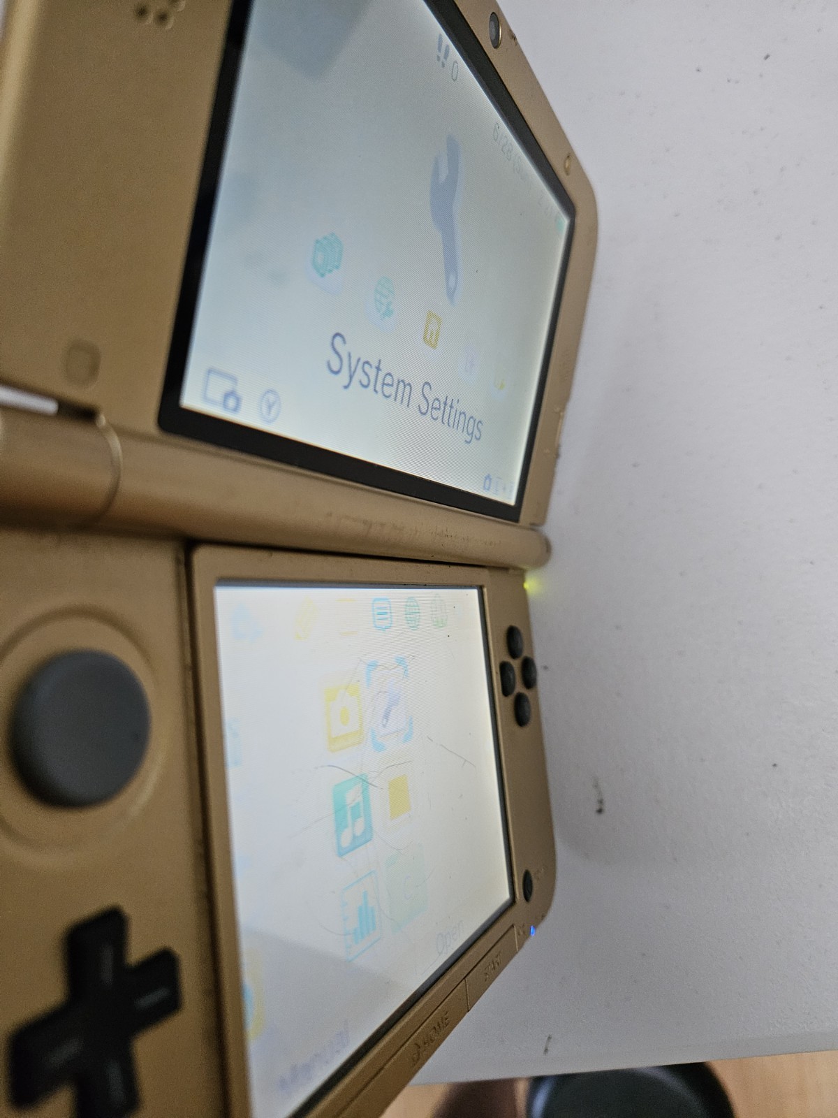 [READ] Nintendo 3DS XL Gold/Black System w/ Charger – Volume Slider NOT working