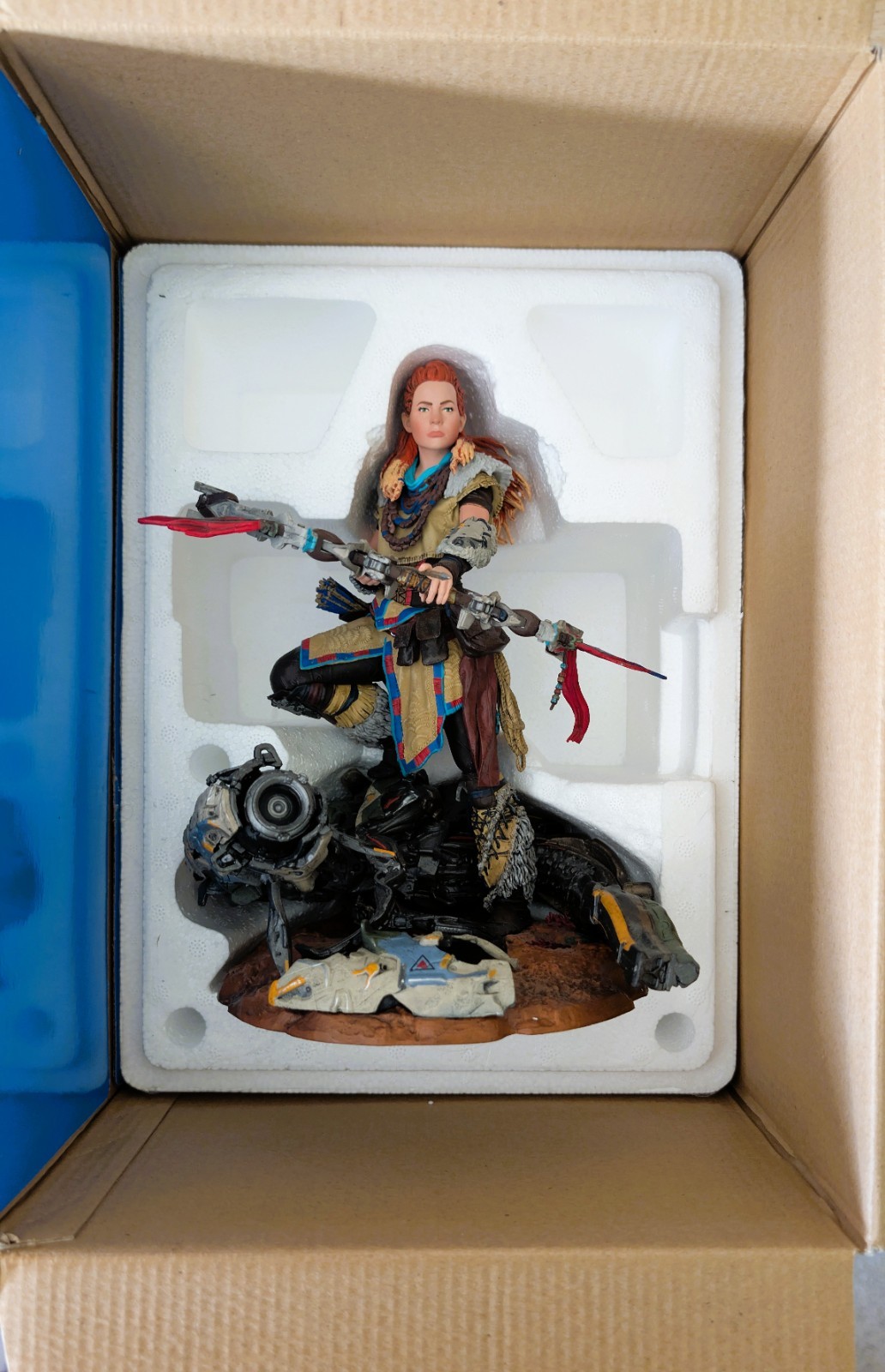 Horizon Zero Dawn Aloy Statue, Dark Horse Art Book, with Collector Display Box