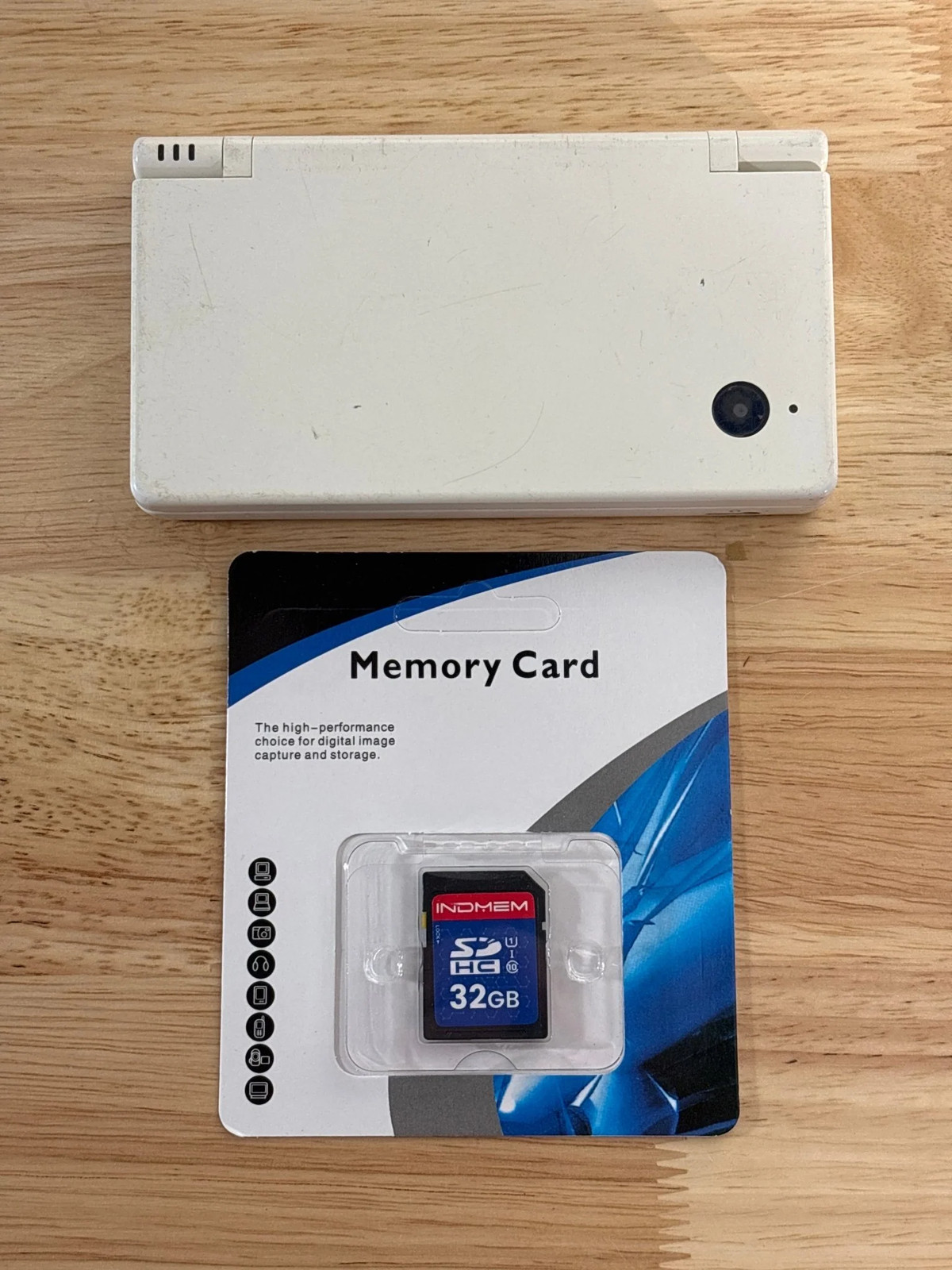 White Nintendo DSi – SD Card Included