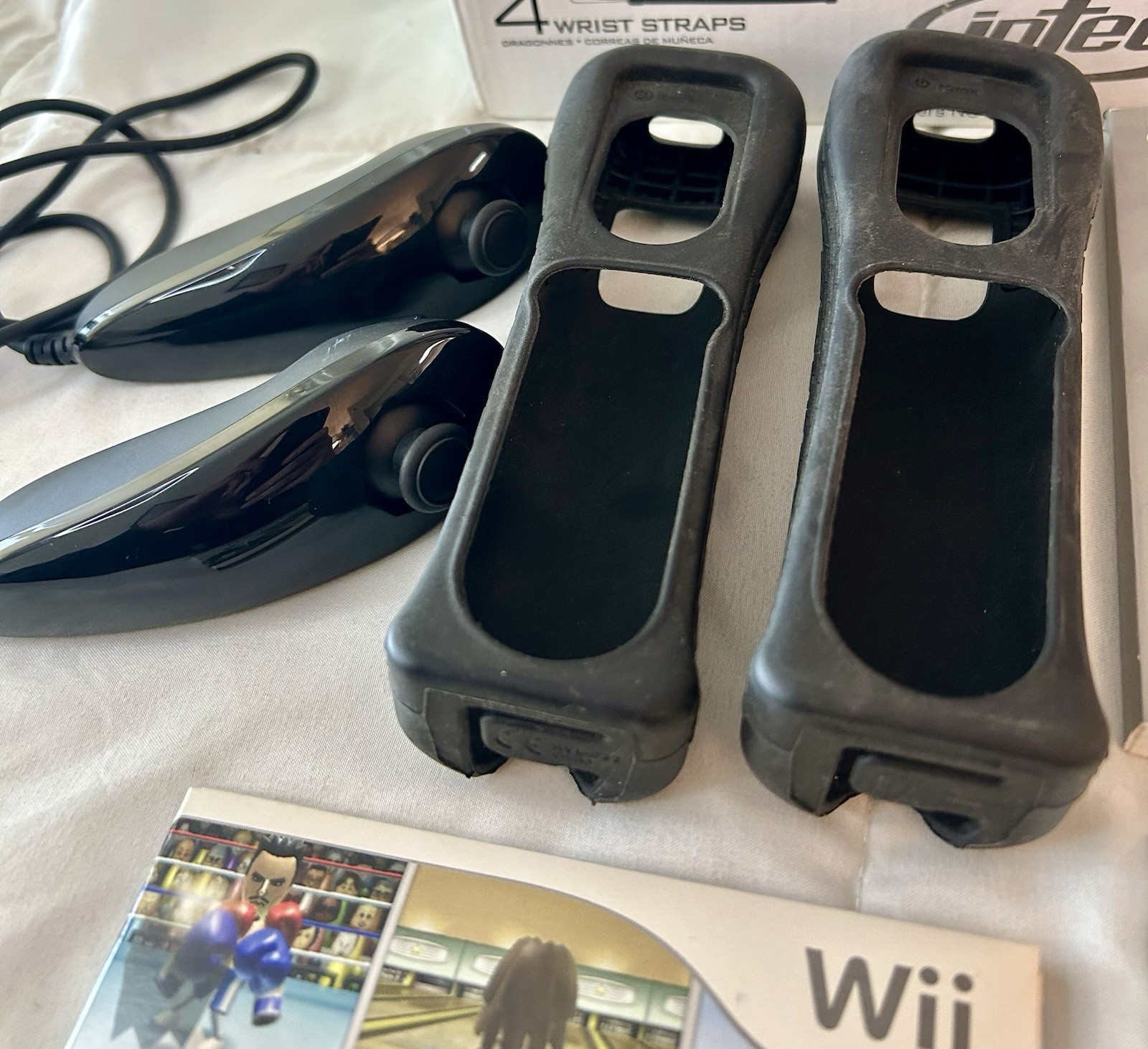 Nintendo Wii Bundle Wii Sports Intec 15-in-1 Accessory Kit 2 Nunchucks &Manuals