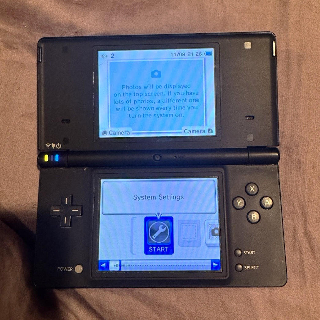 Nintendo DSi Black Touchscreen Handheld Console 256MB Region Free w/ Cable