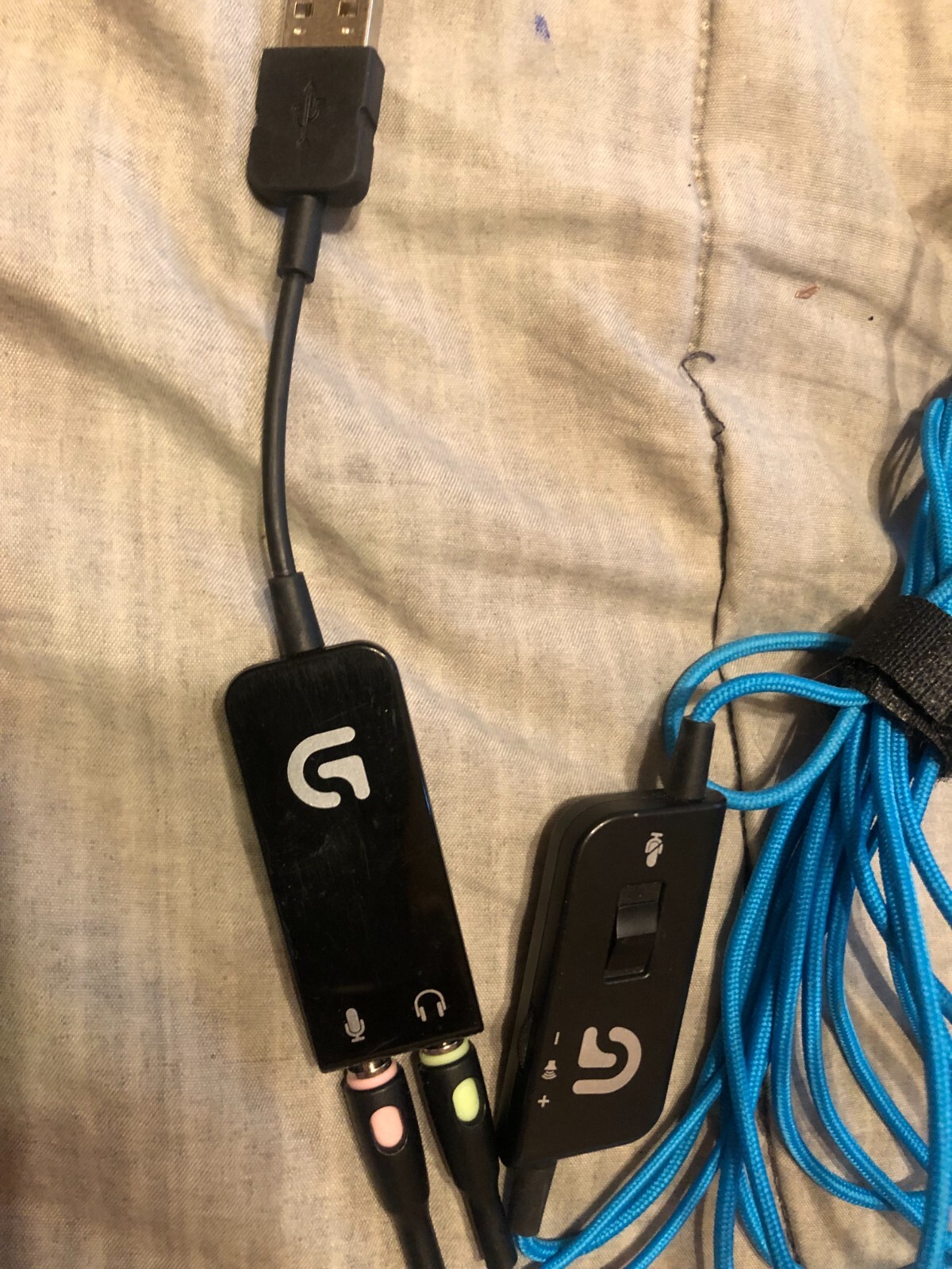 logitech g432 gaming headset blue or black cushion(cushion is flacking)