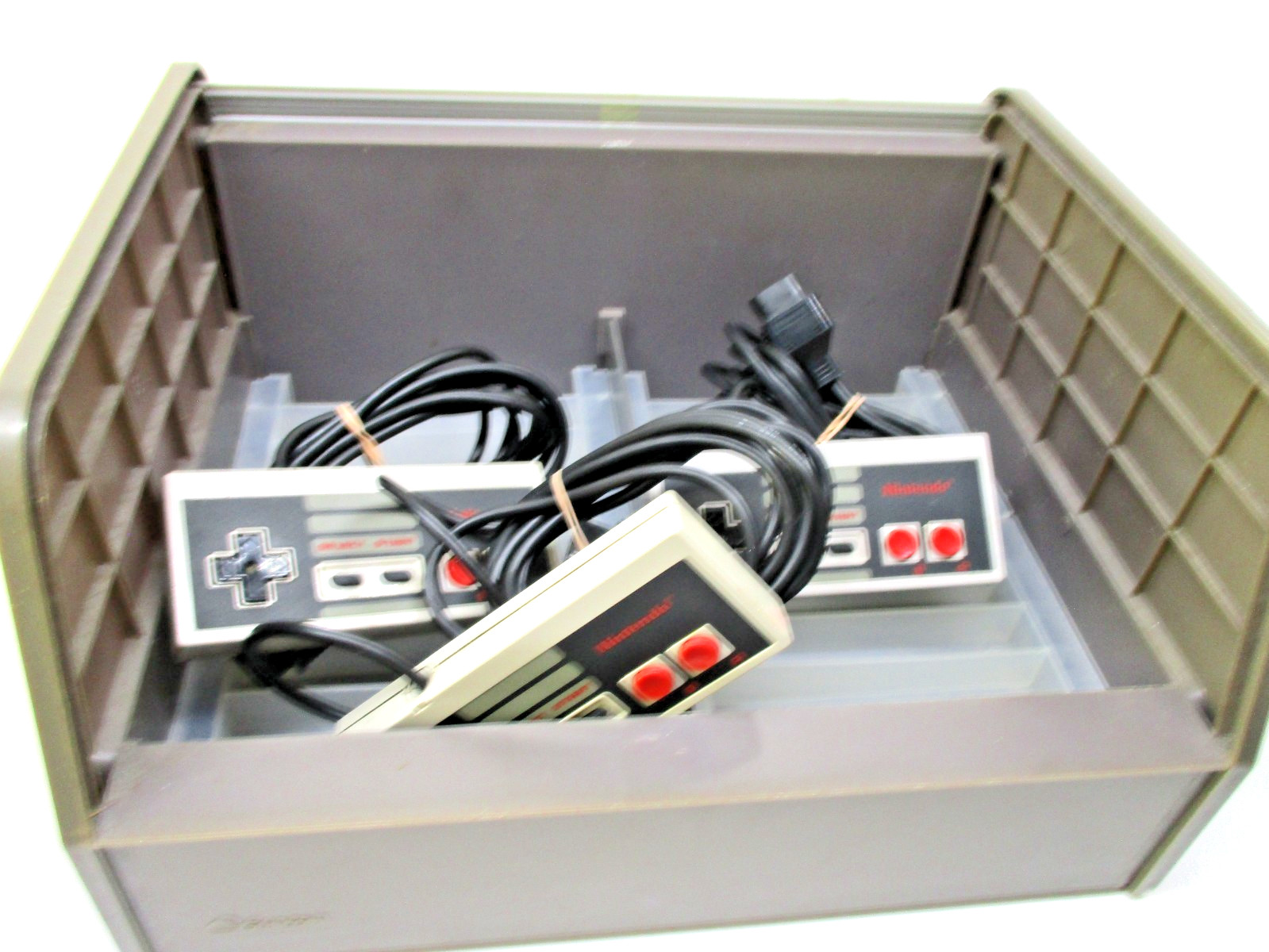 Suncom Docking Bay 20 Nintendo NES Cartridge Game Organizer W/3 Controllers