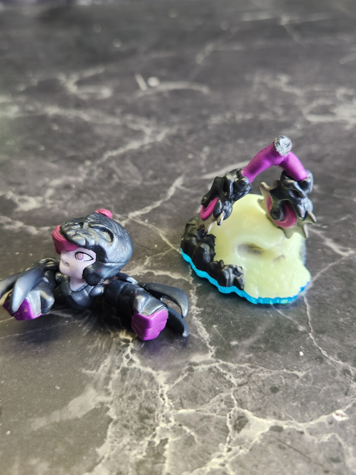 Lot Of 15 Assorted Skylanders Figures W/ Green Carrying Case Swap Force/Disney.