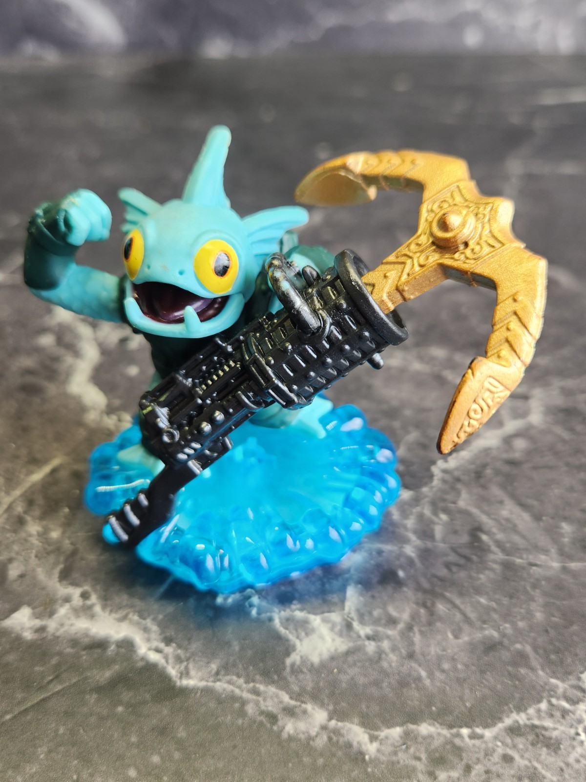 Lot Of 15 Assorted Skylanders Figures W/ Green Carrying Case Swap Force/Disney.