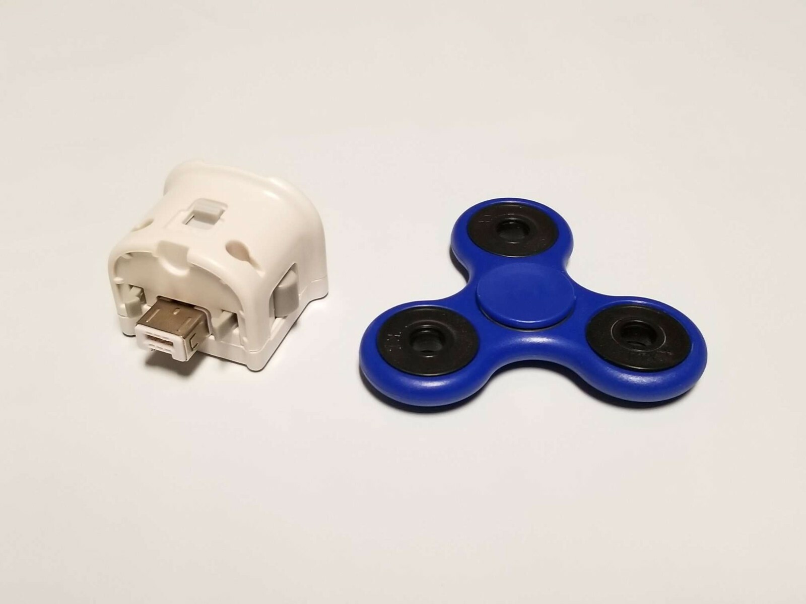 Old Skool White Motion Plus Adapter for Nintendo Wii / WiiU + Fidget Spinner