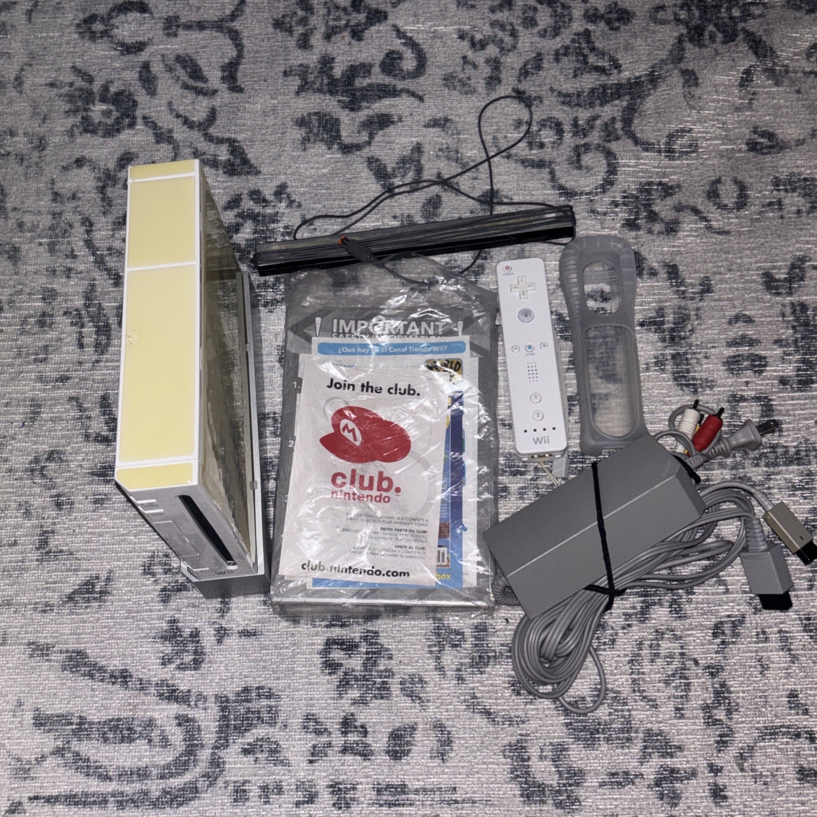 Nintendo Wii Console System – White (RVL-001)