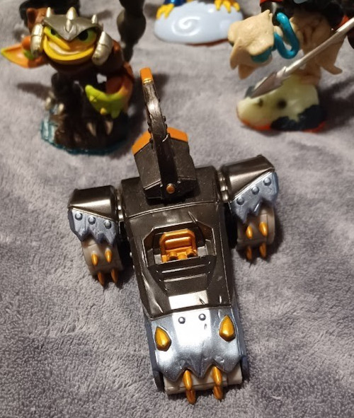 Mixed Lot of Skylanders: Giants,Trophies, Super Chargers etc. (14 in total)