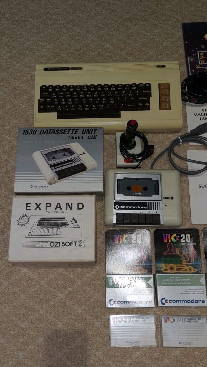 Commodore Vic 20 Boxed VINTAGE BUNDLE VIDEO AND COMPUTER GAME NOSTALGIA RARE