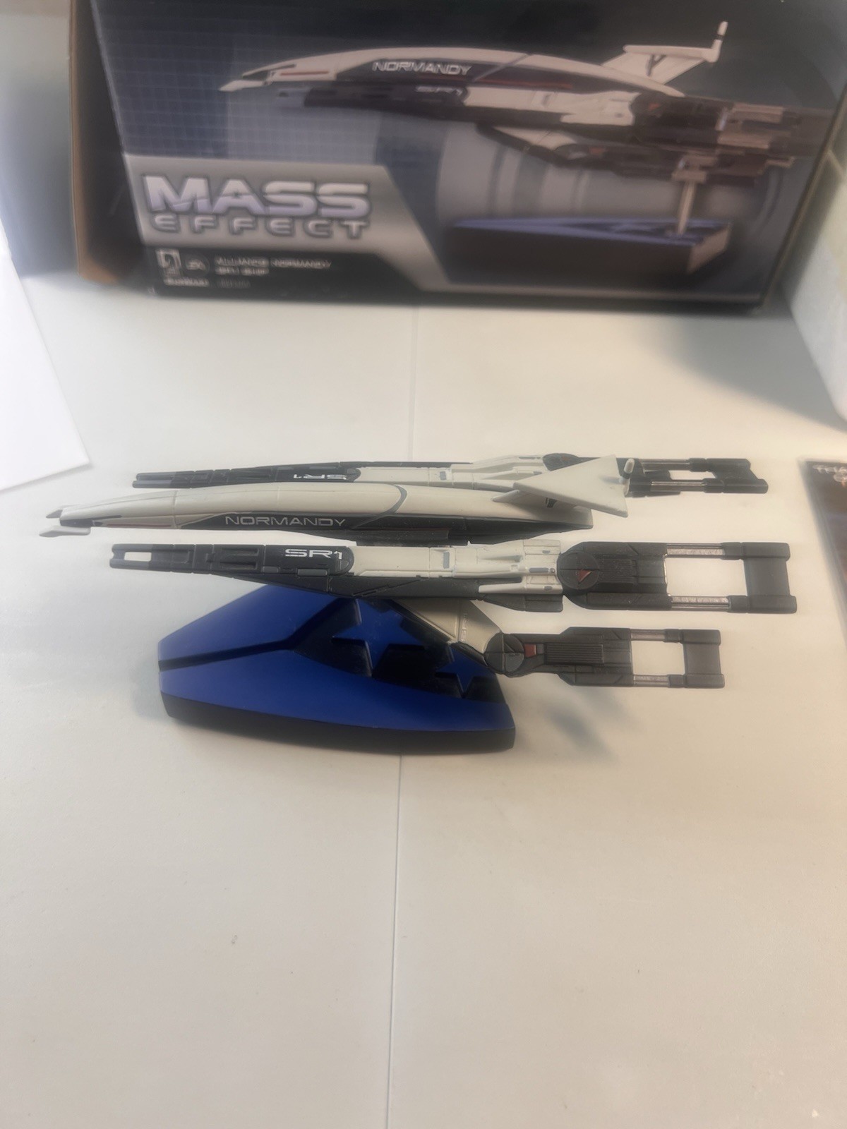 Dark Horse Mass Effect Alliance Normandy SR-1 Ship Replica Statue with Box 2013