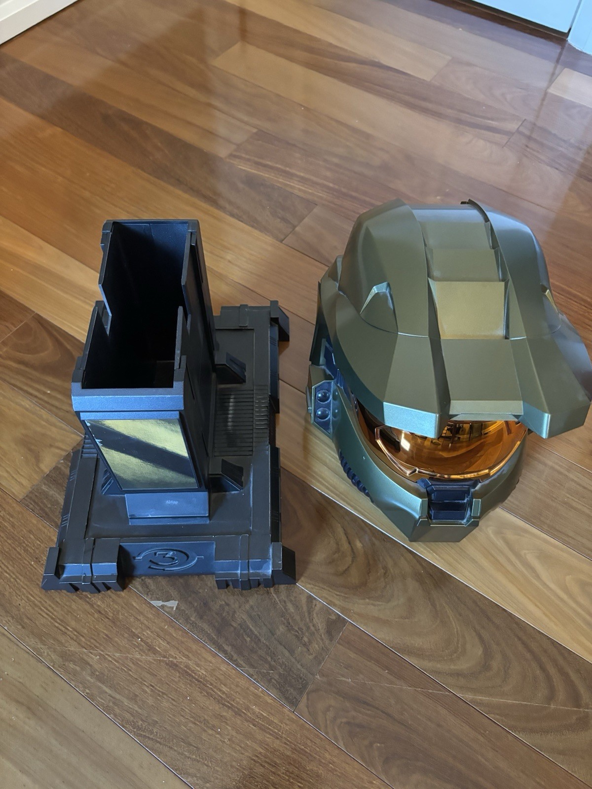 Halo 3 Legendary Edition Master Chief Helmet & Stand – No Game
