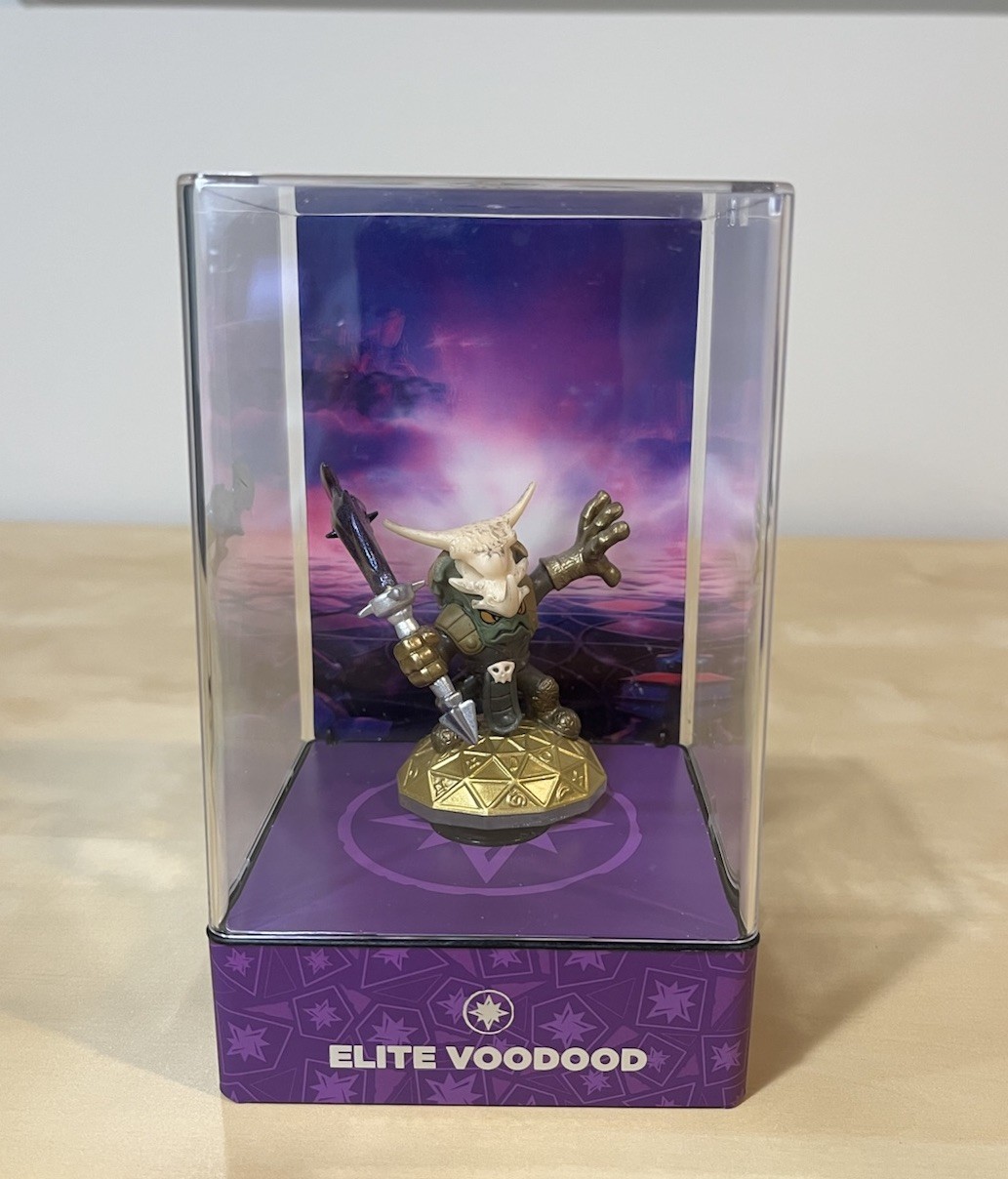 Skylanders Eons Elite Voodood With Display Case. CLEANED AND TESTED.