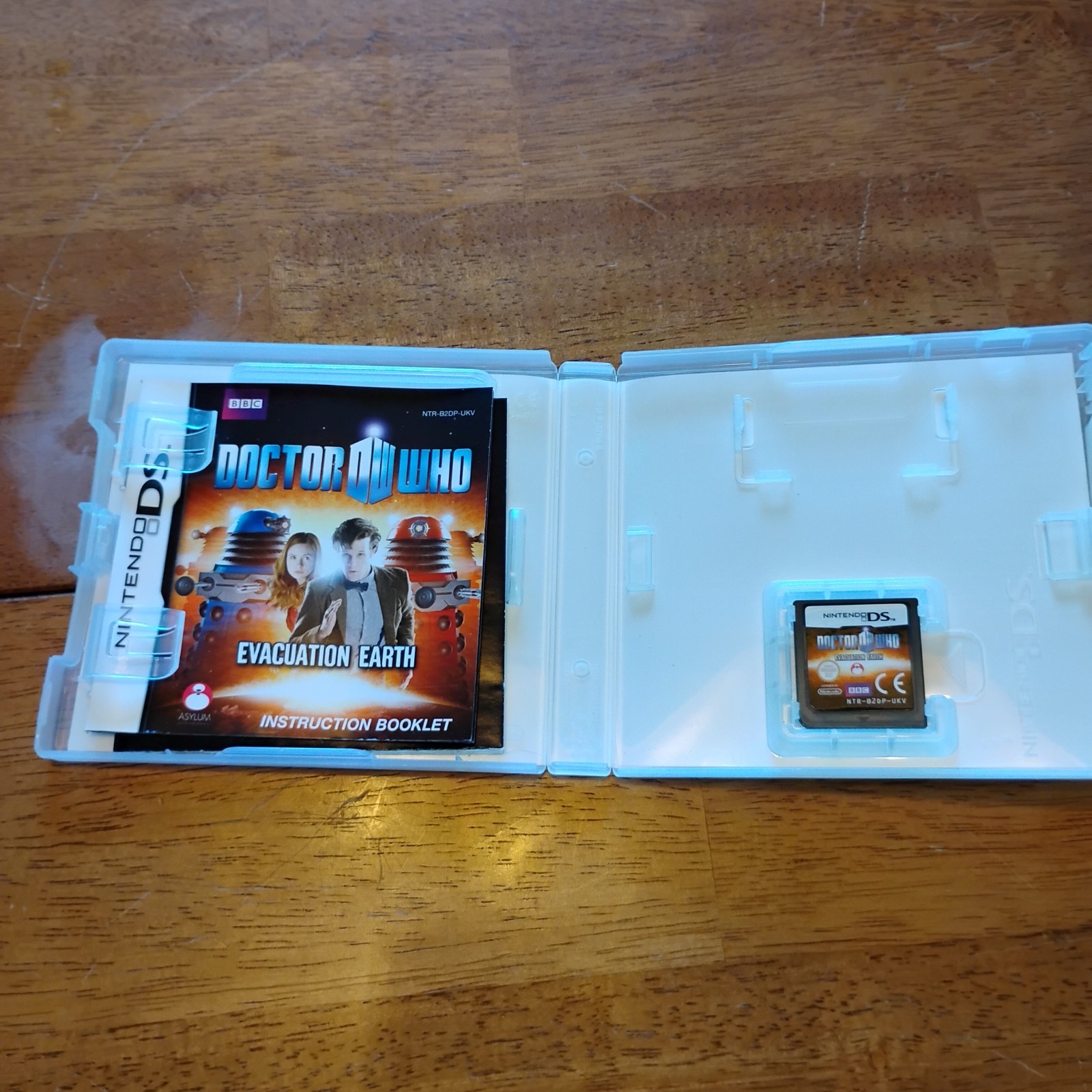 Nintendo DS Doctor Who Evacuation Earth Game In Case With Book