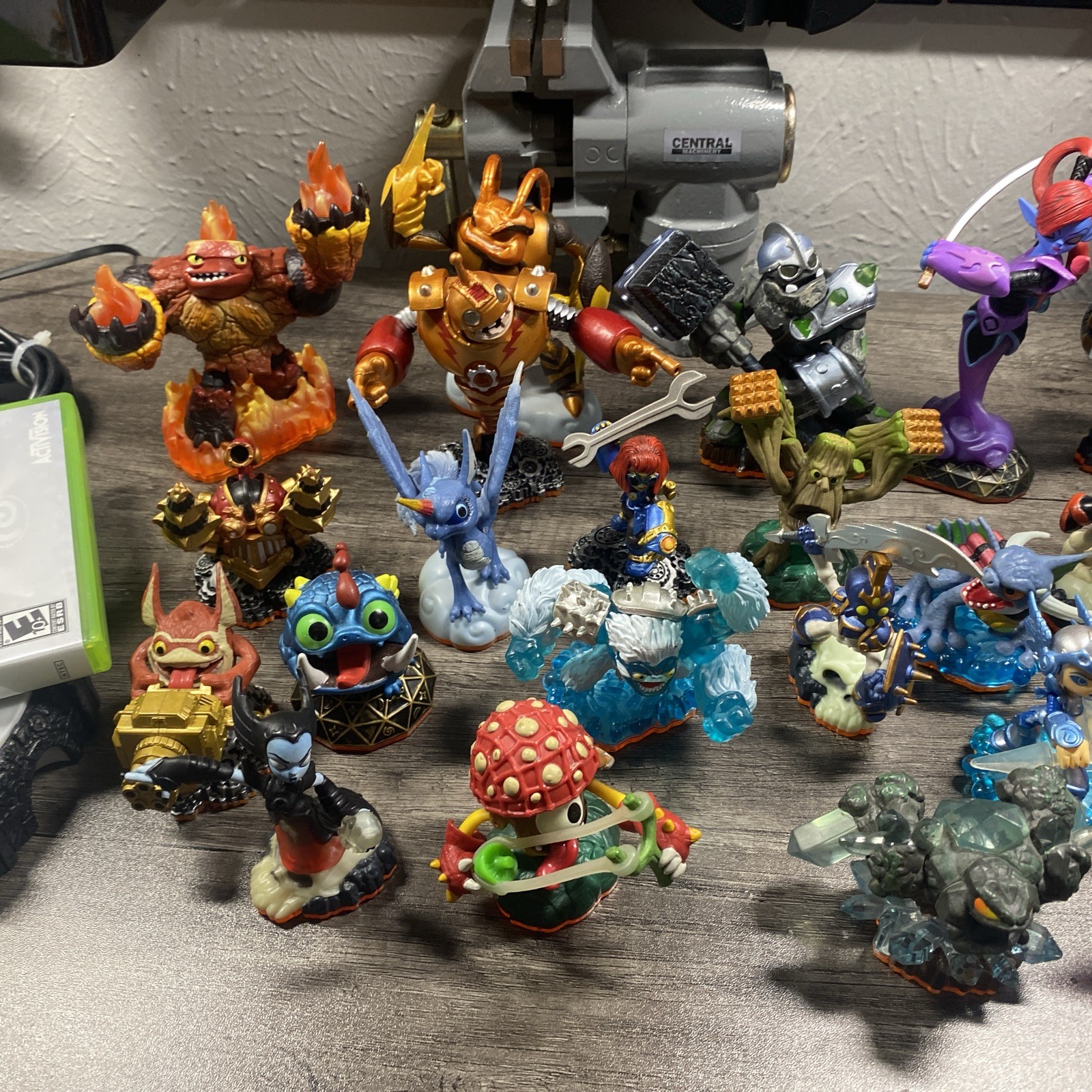 Skylanders Giants Lot Of 30 Figures With Portal And Game Xbox 360 Tested Spyro