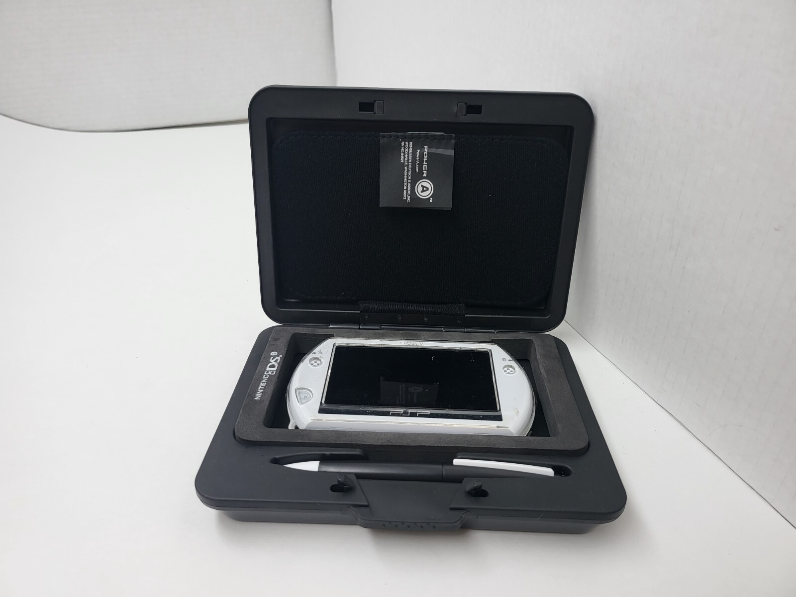NEW MINT POKEMON BLACK /WHITE HARD SHELL TRAVEL CASE FOR 3DS/ 3DS XL NEW 3DS LL